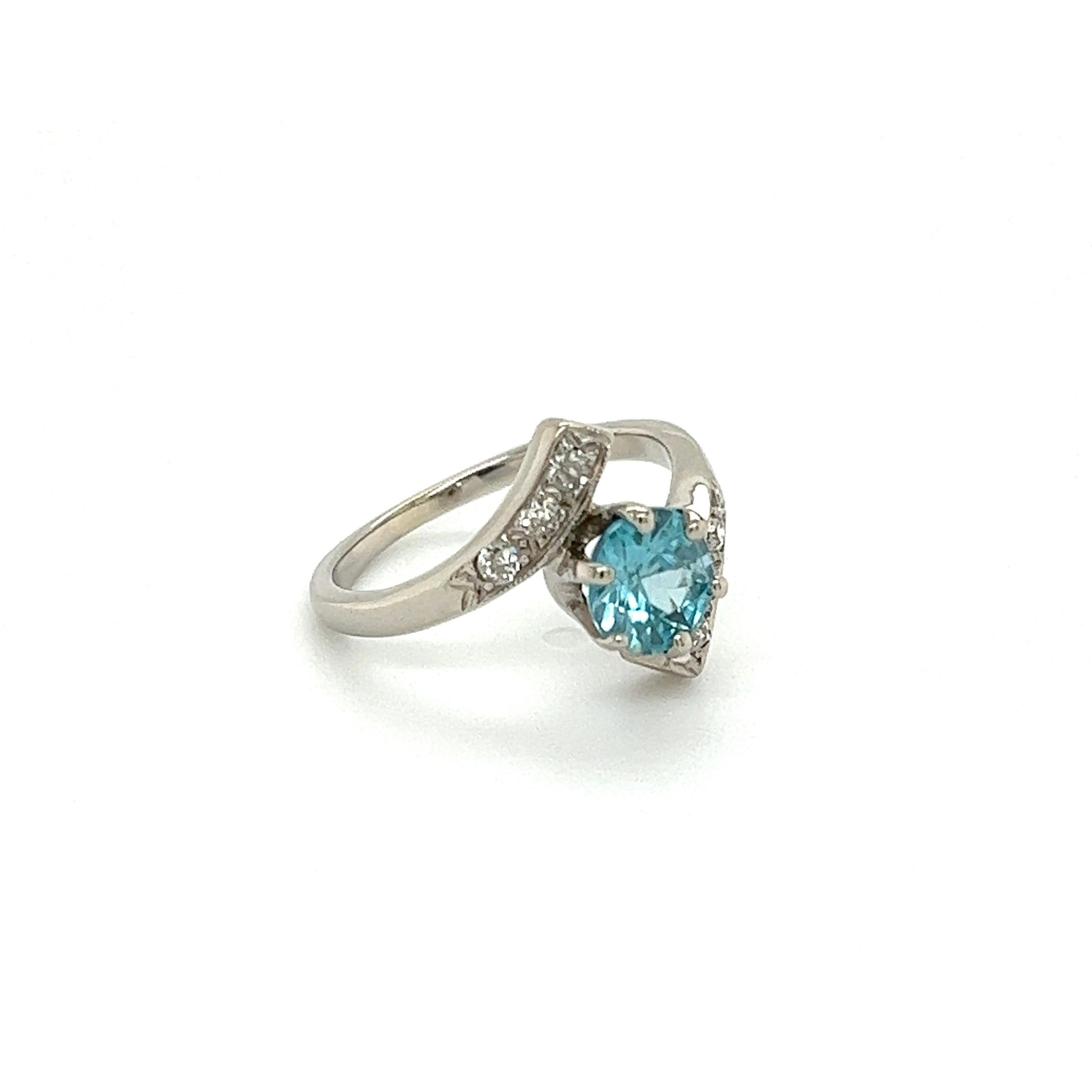 Vintage 1.13 Carat Blue Zircon and Diamond Art Deco Bypass Gold Ring In Excellent Condition For Sale In Montreal, QC