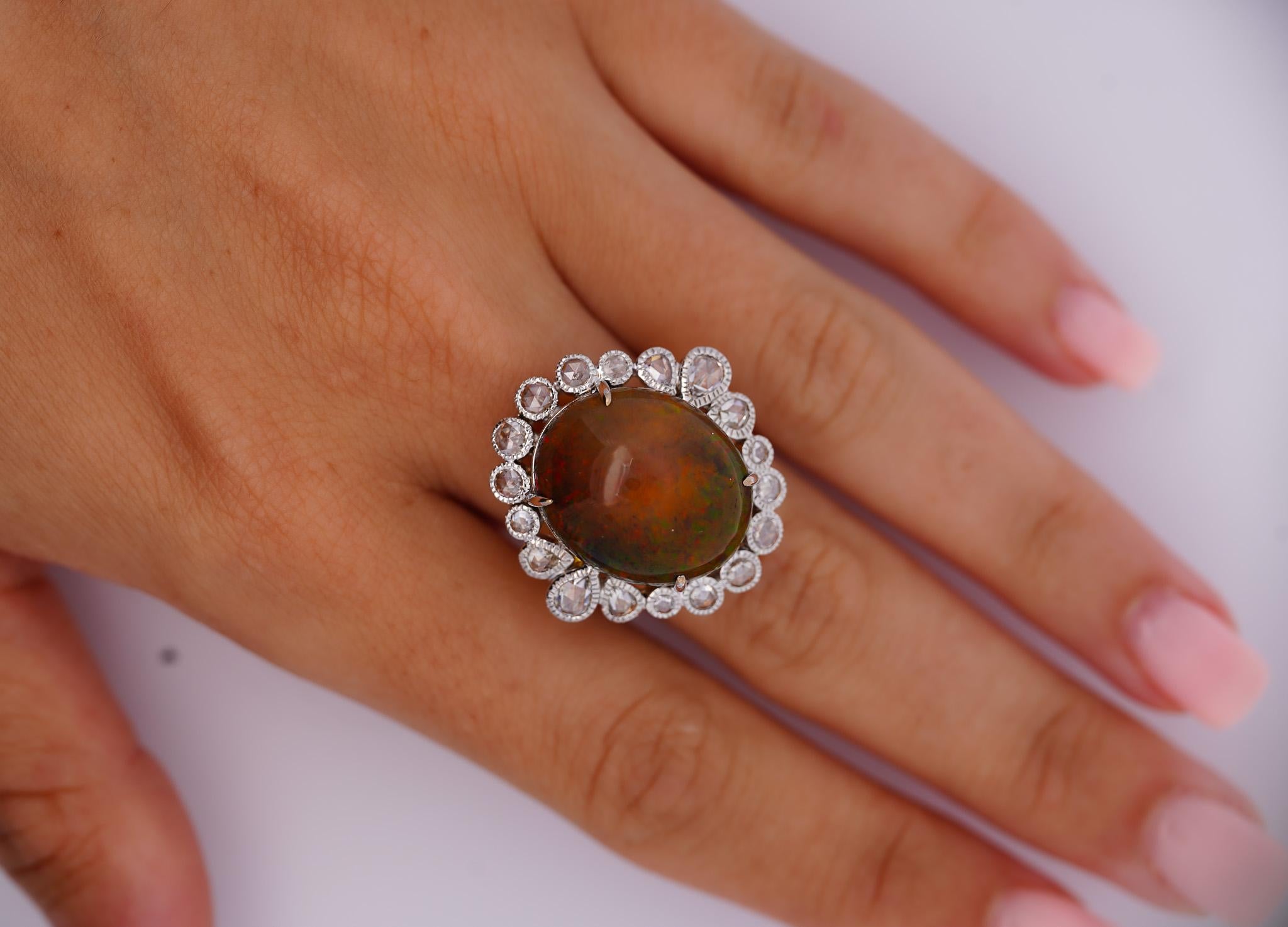 Anillo halo vintage de ópalo y diamantes talla rosa de 11,36 quilates en oro de 18 quilates en venta 1