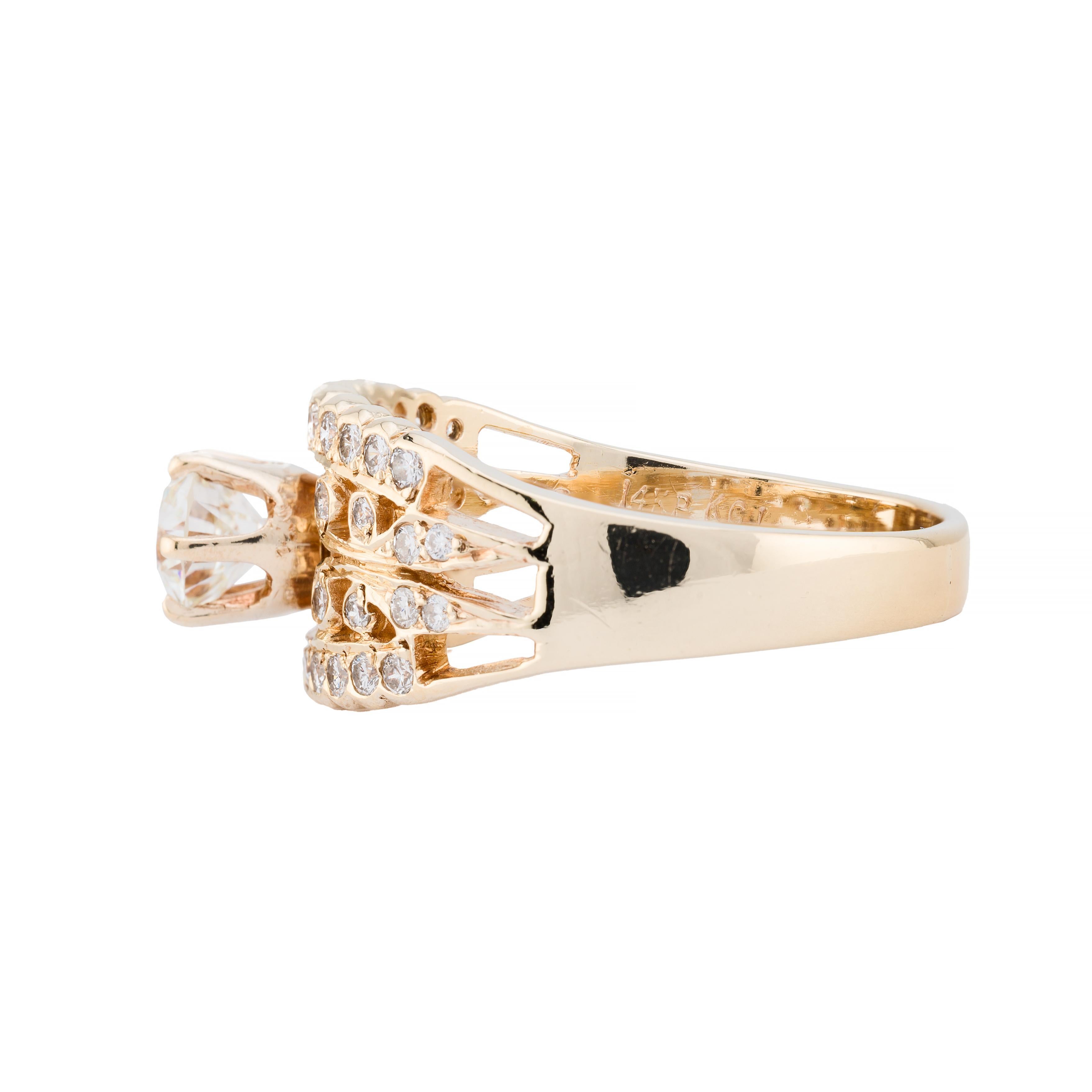 Aston Estate Jewelry presenta:

Uno squisito anello di fidanzamento con un diamante a taglio europeo da 0,75 carati di purezza VS1 e di colore H. La pietra centrale è elegantemente incastonata in un dettagliato disegno traforato, affiancata da altri