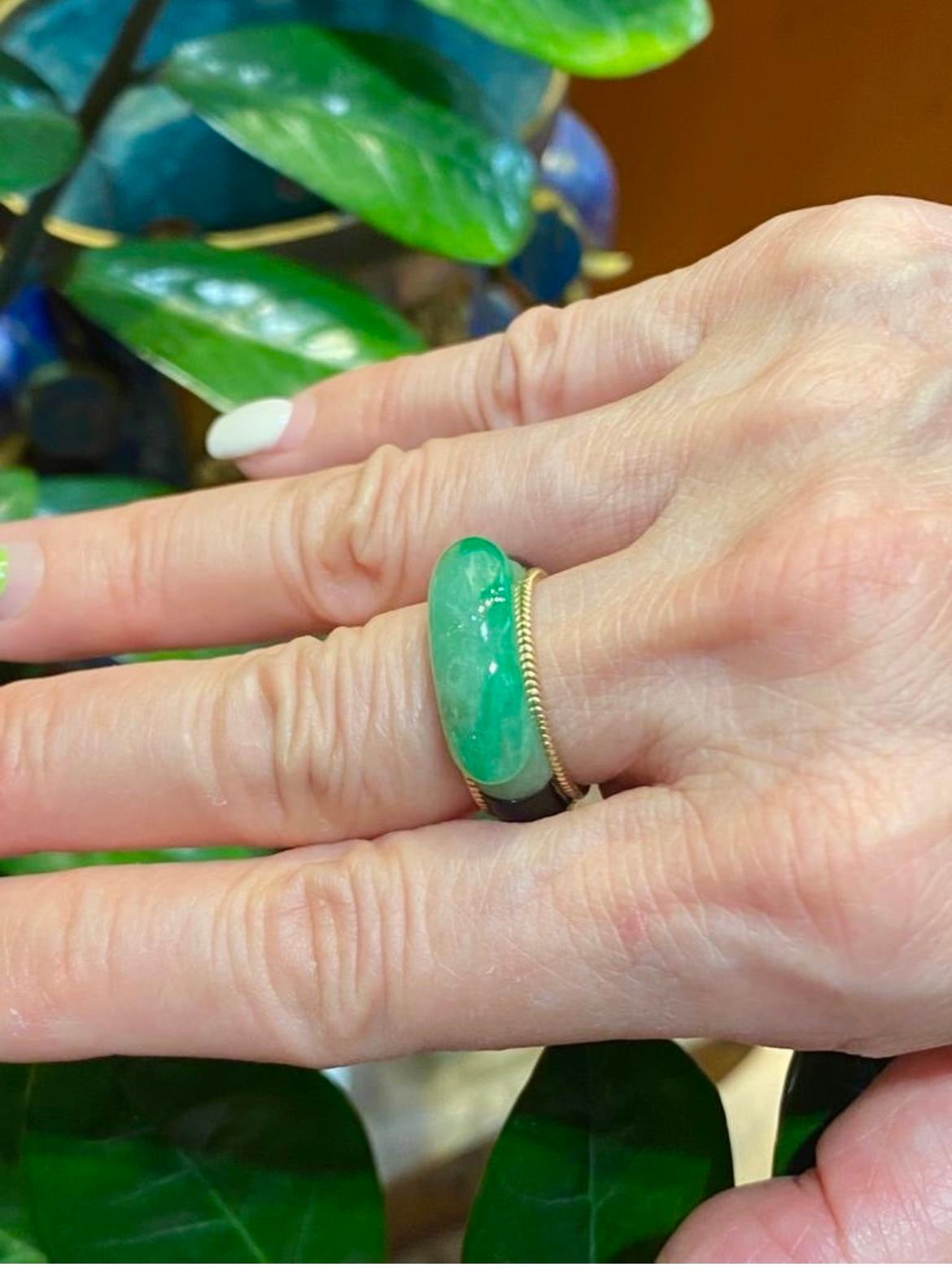 Vintage 11.40 Carved Jade with Onyx Band Ring in 14K Yellow Gold In New Condition For Sale In Miami, FL
