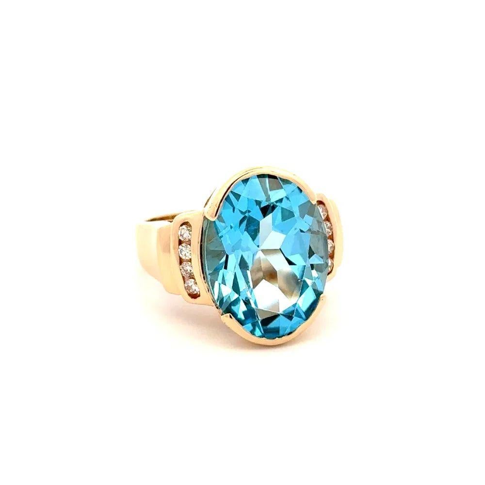 Sencillamente hermoso Anillo de Cóctel Solitario Vintage de Oro con Topacio Azul y Diamante RBC finamente detallado. Engarzado a mano con un Topacio Azul Ovalado de 11,49 quilates. Realzada a ambos lados con diamantes de talla brillante redonda de