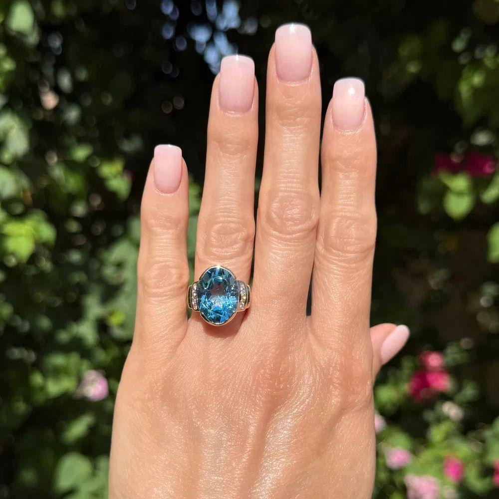 Anillo de cóctel vintage de oro con topacio azul ovalado y diamantes de 11,49 quilates Modernista en venta