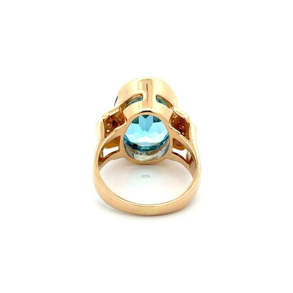 Anillo de cóctel vintage de oro con topacio azul ovalado y diamantes de 11,49 quilates en Excelente estado para la venta en Montreal, QC