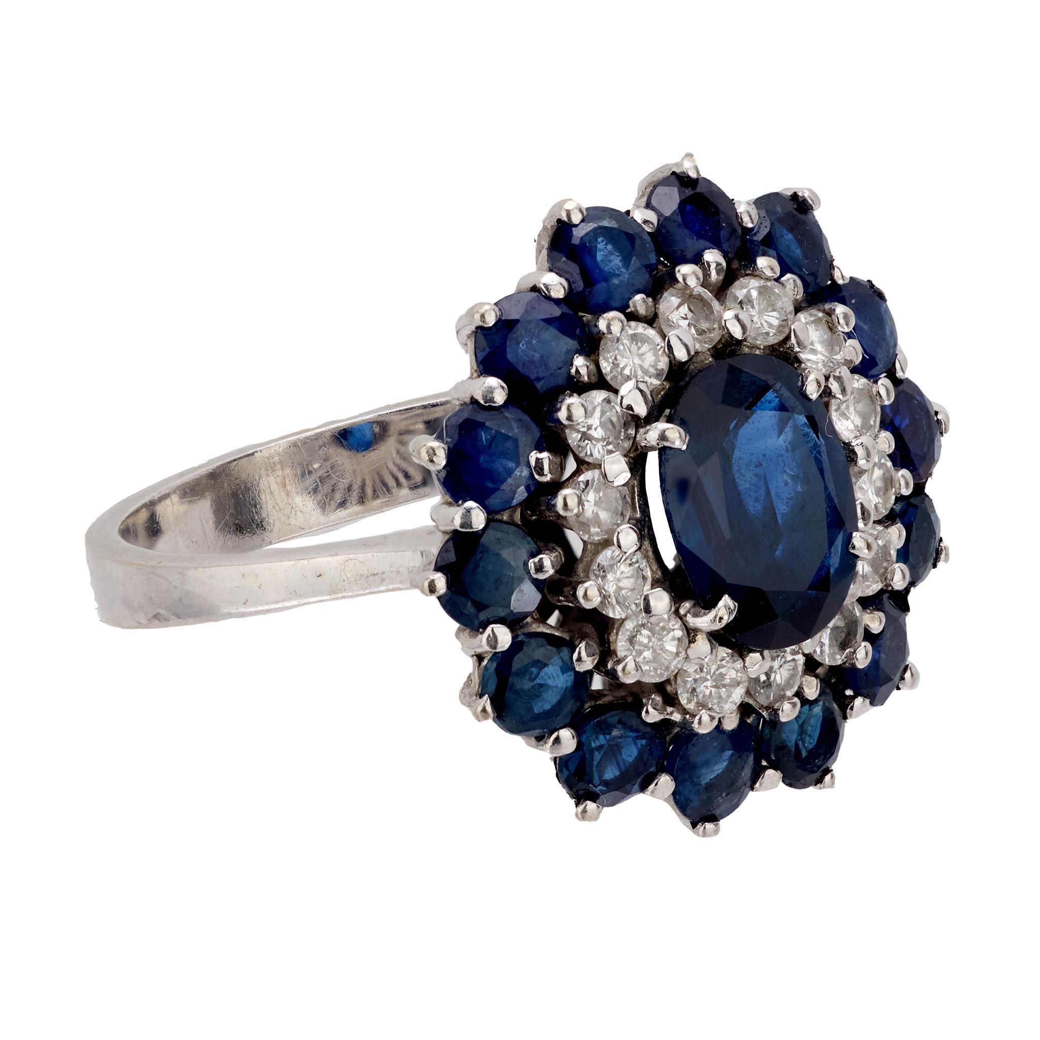Anillo doble halo vintage de oro blanco de 14k con zafiro y diamante de 1,15 quilates Corte oval en venta