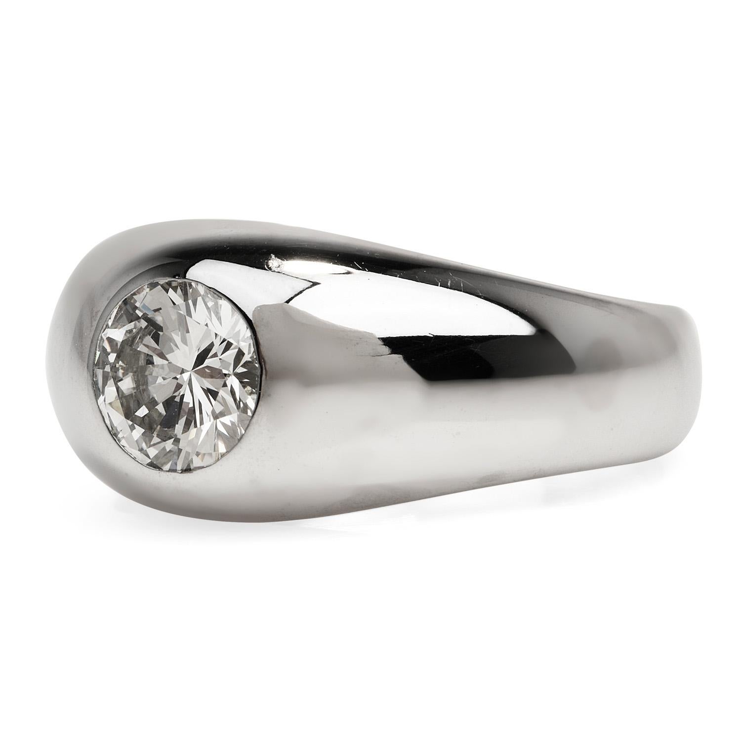 Dieser elegante Vintage-Diamantring für Herren eignet sich perfekt als Geschenk für den Alltag.

Diese Zigeuner 1980's Ring Crafted in massivem 18K Weißgold, ist das Zentrum von einem Solitär echten Diamanten geschmückt Runde geschnitten, mit einem