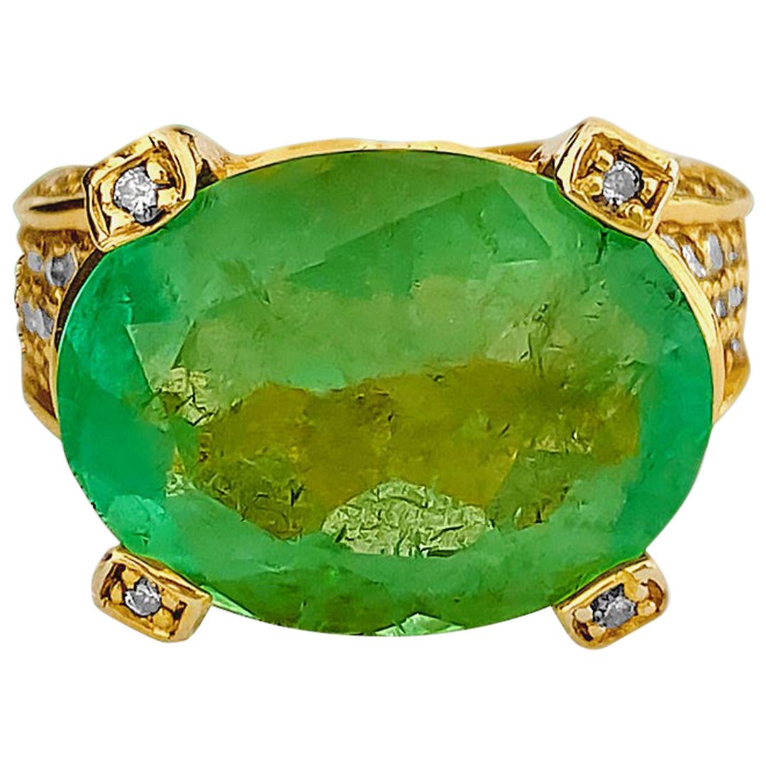 Vintage 11.50 Carat Colombian Emerald and Diamond Ring For Sale