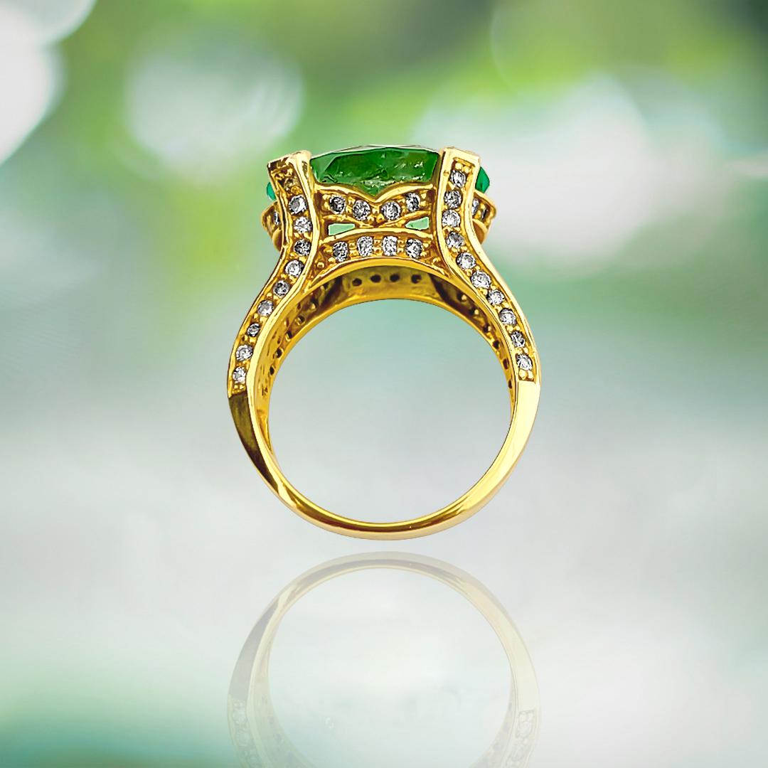 Art Deco Vintage 11.50 Carat Colombian Emerald and Diamond Ring For Sale