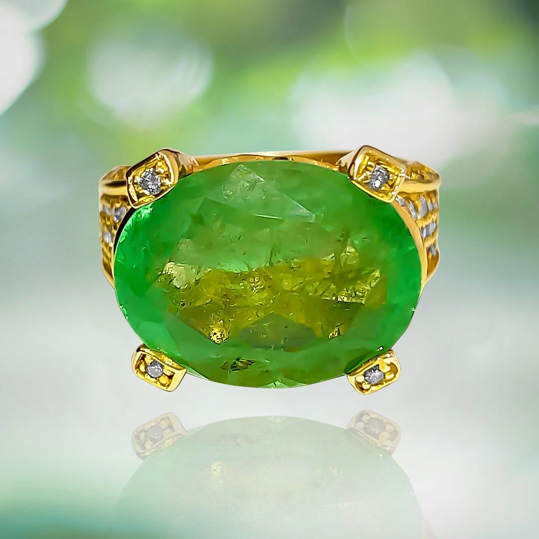 Vintage 11.50 Carat Colombian Emerald and Diamond Ring In Excellent Condition For Sale In Miami, FL