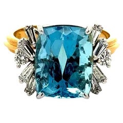 Goldring mit 11,50 Karat Aquamarin im Smaragdschliff und Diamanten