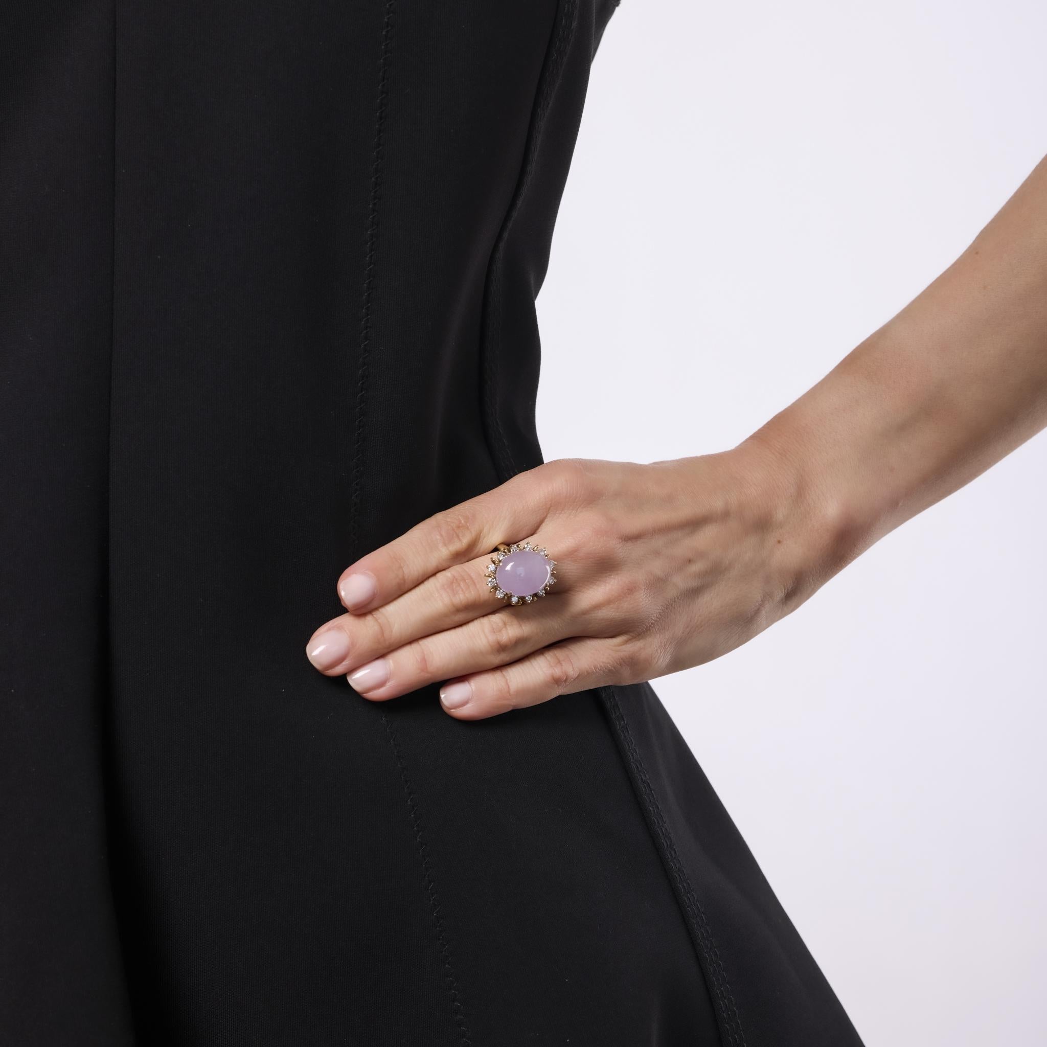 Cette bague vintage audacieuse met en valeur un cabochon lumineux de jade lavande de 11,50 carats encadré de diamants étincelants. Serti dans de l'or jaune 14k brillant, il capture le style vibrant et l'élégance des années 1970.