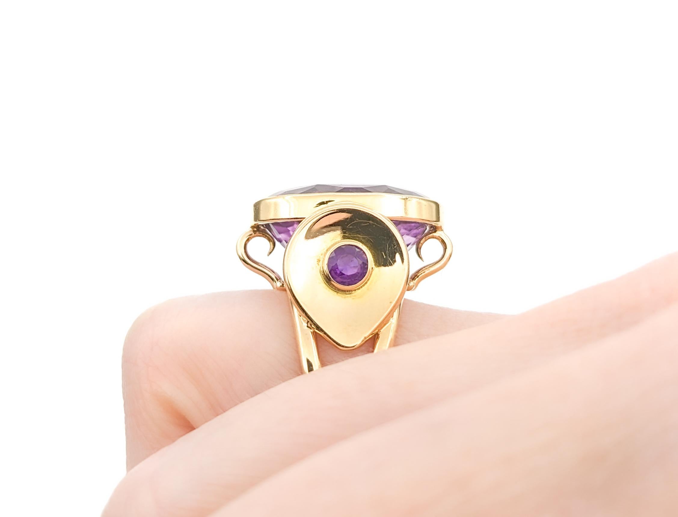 Oval Cut Vintage 11.50ct Amethyst Ring In Yellow Gold For Sale