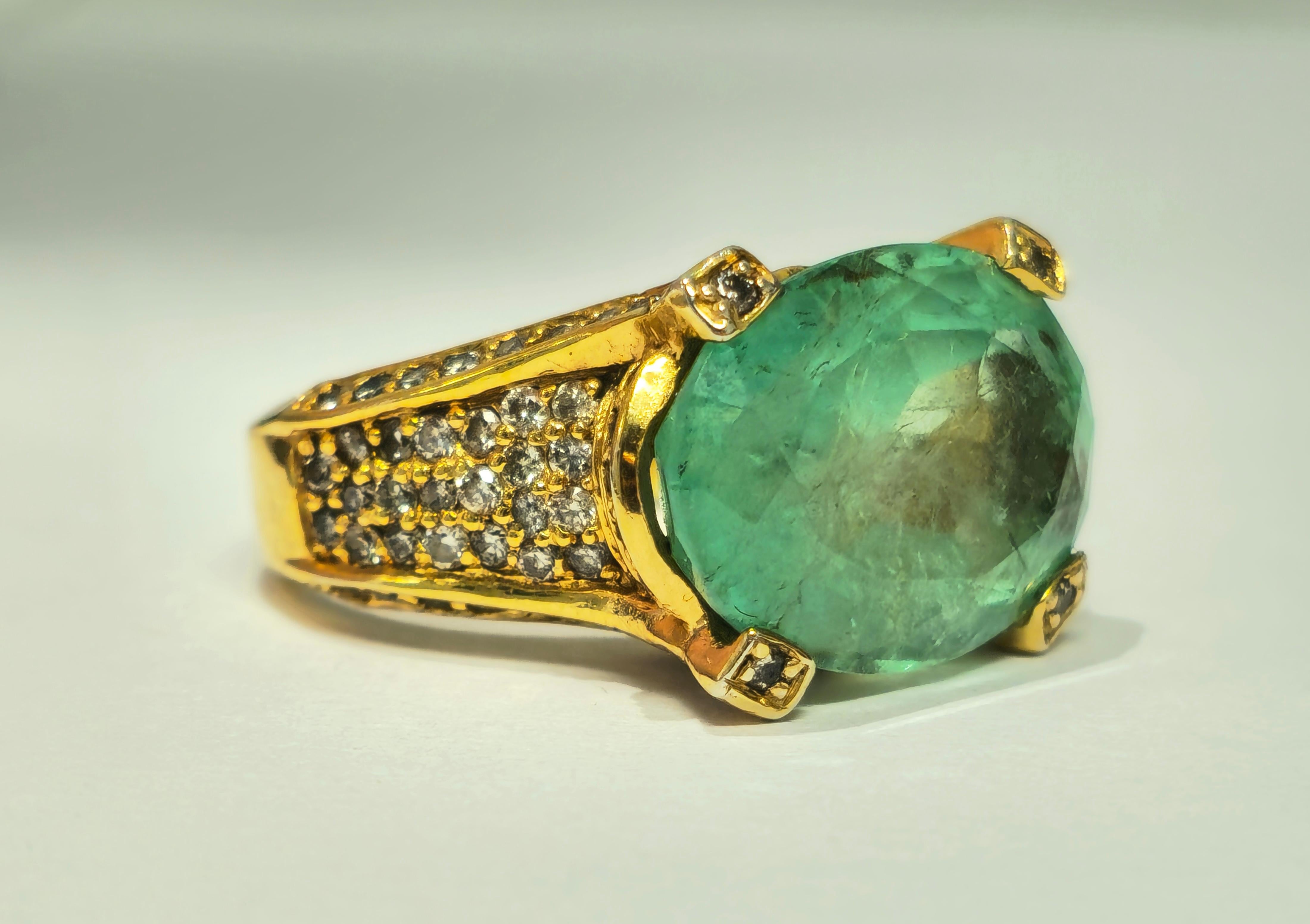 Oval Cut Vintage 11.50ct Colombian Emerald Diamond Ring in 14K For Sale