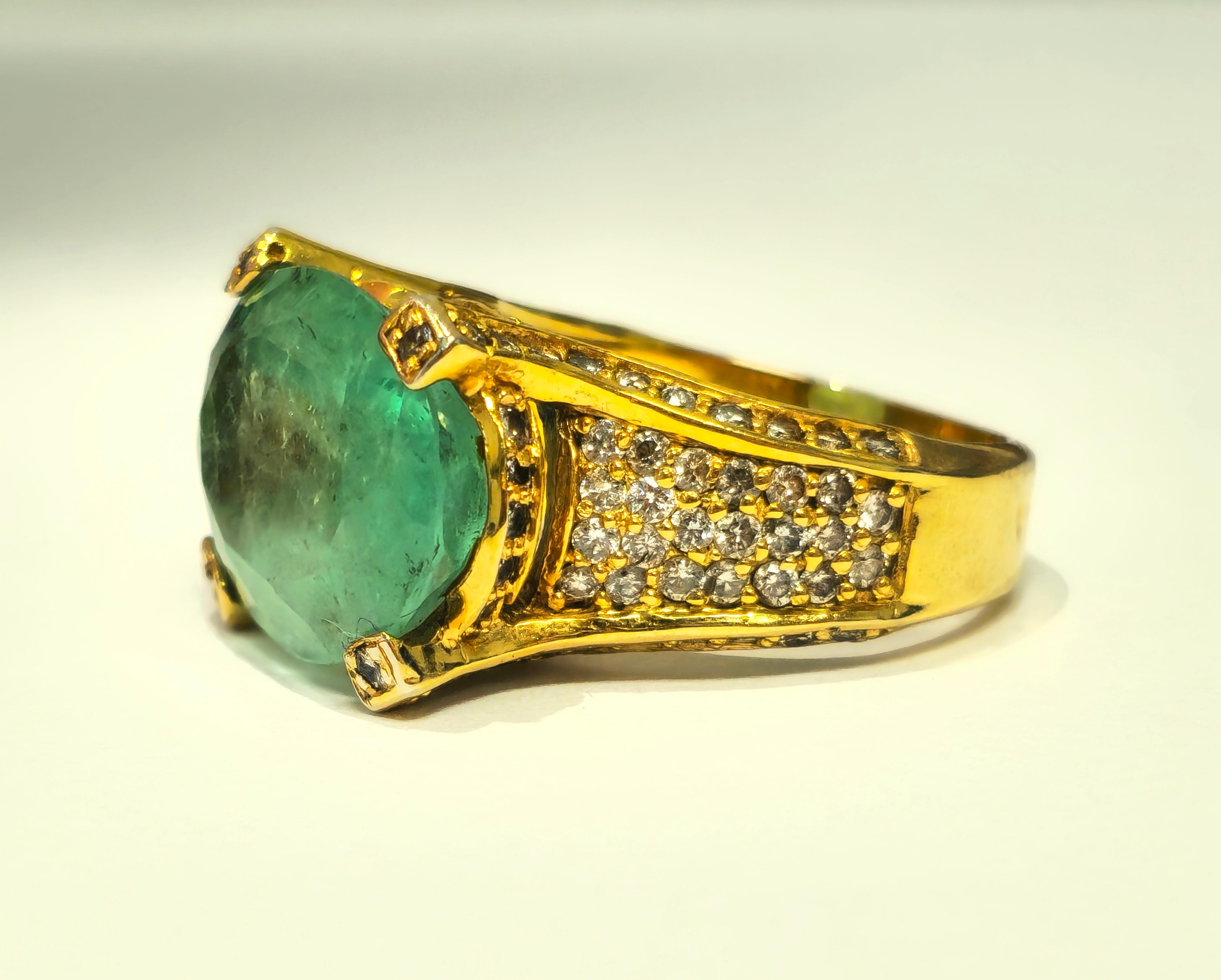 Vintage 11.50ct Colombian Emerald Diamond Ring in 14K In Excellent Condition For Sale In Miami, FL