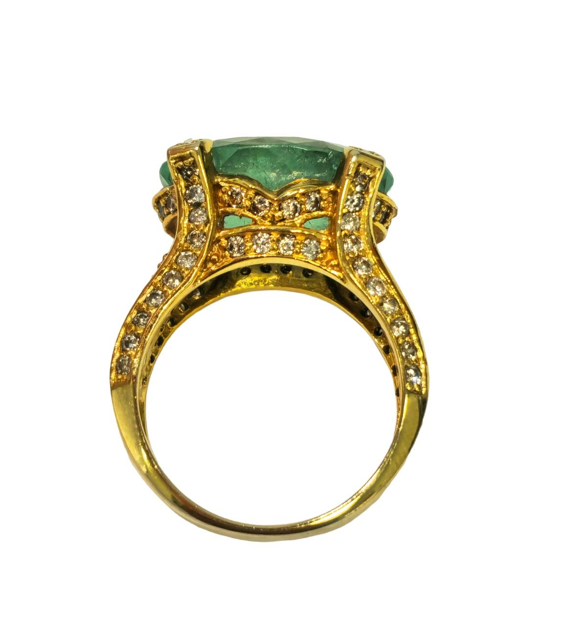 Vintage 11.50ct Colombian Emerald Diamond Ring in 14K In Excellent Condition For Sale In Miami, FL