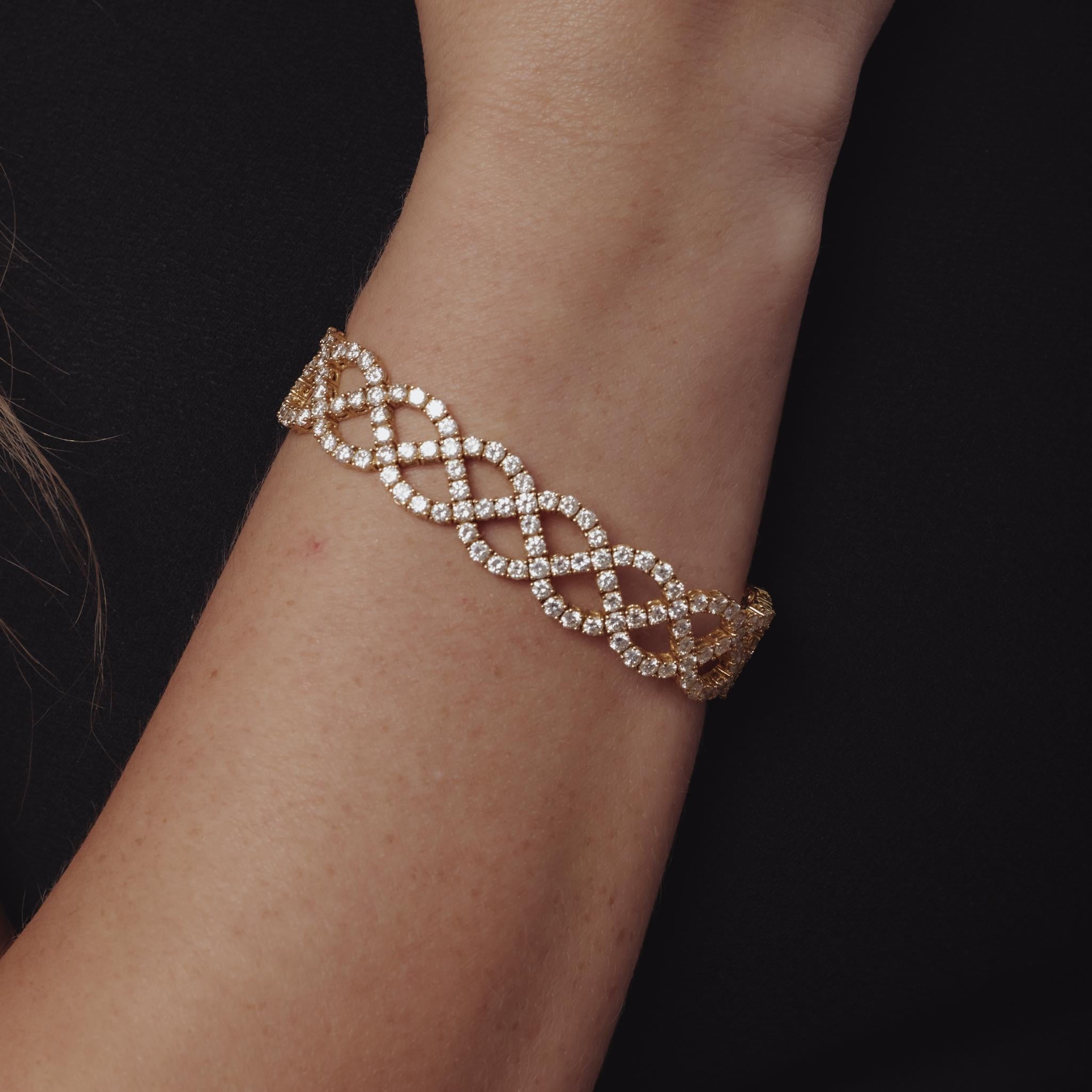 Taille brillant Vintage 11.60 carat diamant 18k or jaune bracelet tressé en vente