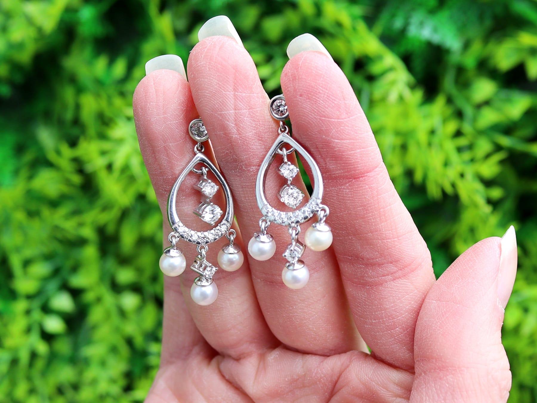 Fino e impresionante par de pendientes vintage de oro blanco de 14 quilates con diamantes y perlas de 1,16 quilates; forman parte de nuestra variada colección de pendientes vintage con perlas.

Estos finos e impresionantes pendientes de perlas