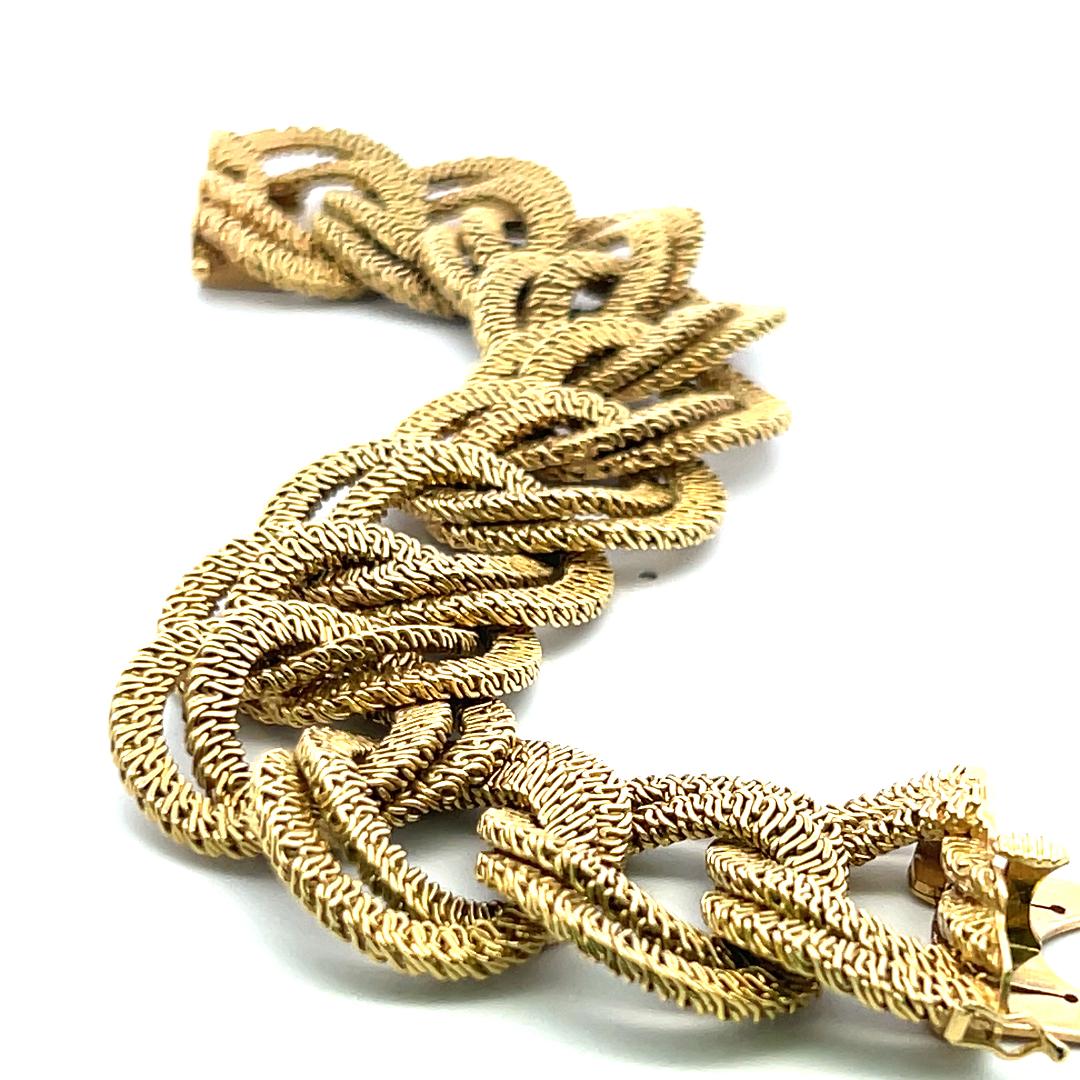 Vintage 117.50 Grammes Textured 18 Karat Yellow Gold Link Bracelet en vente 6