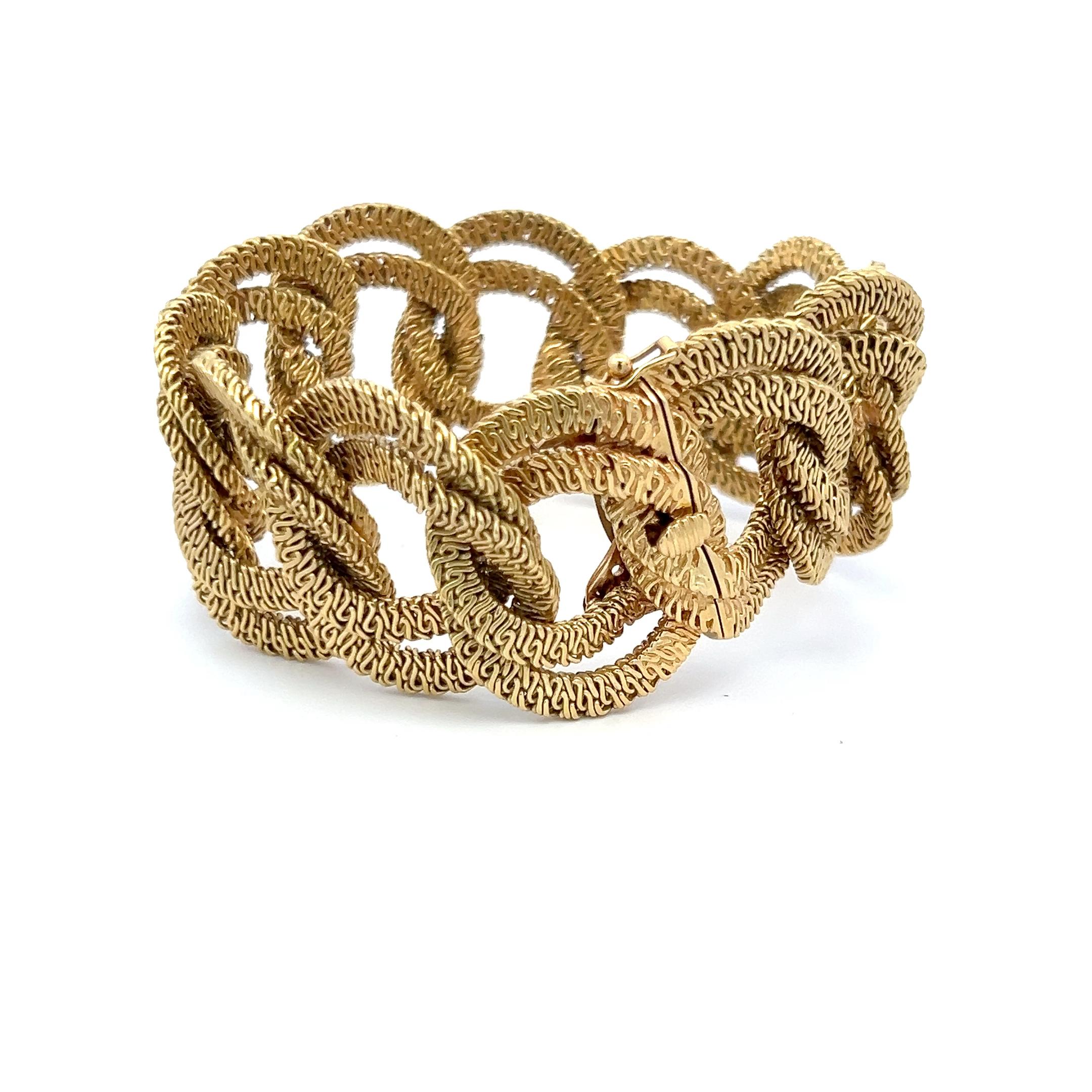Vintage 117.50 Grammes Textured 18 Karat Yellow Gold Link Bracelet Bon état - En vente à New York, NY