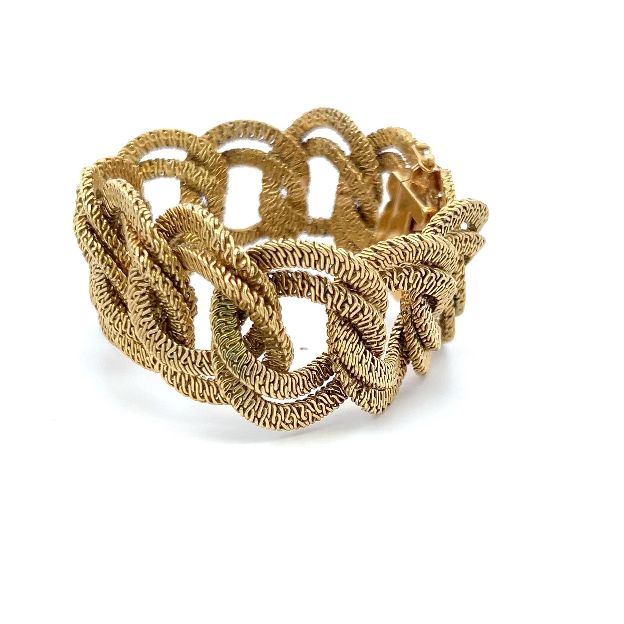 Vintage 117.50 Grammes Textured 18 Karat Yellow Gold Link Bracelet Pour femmes en vente