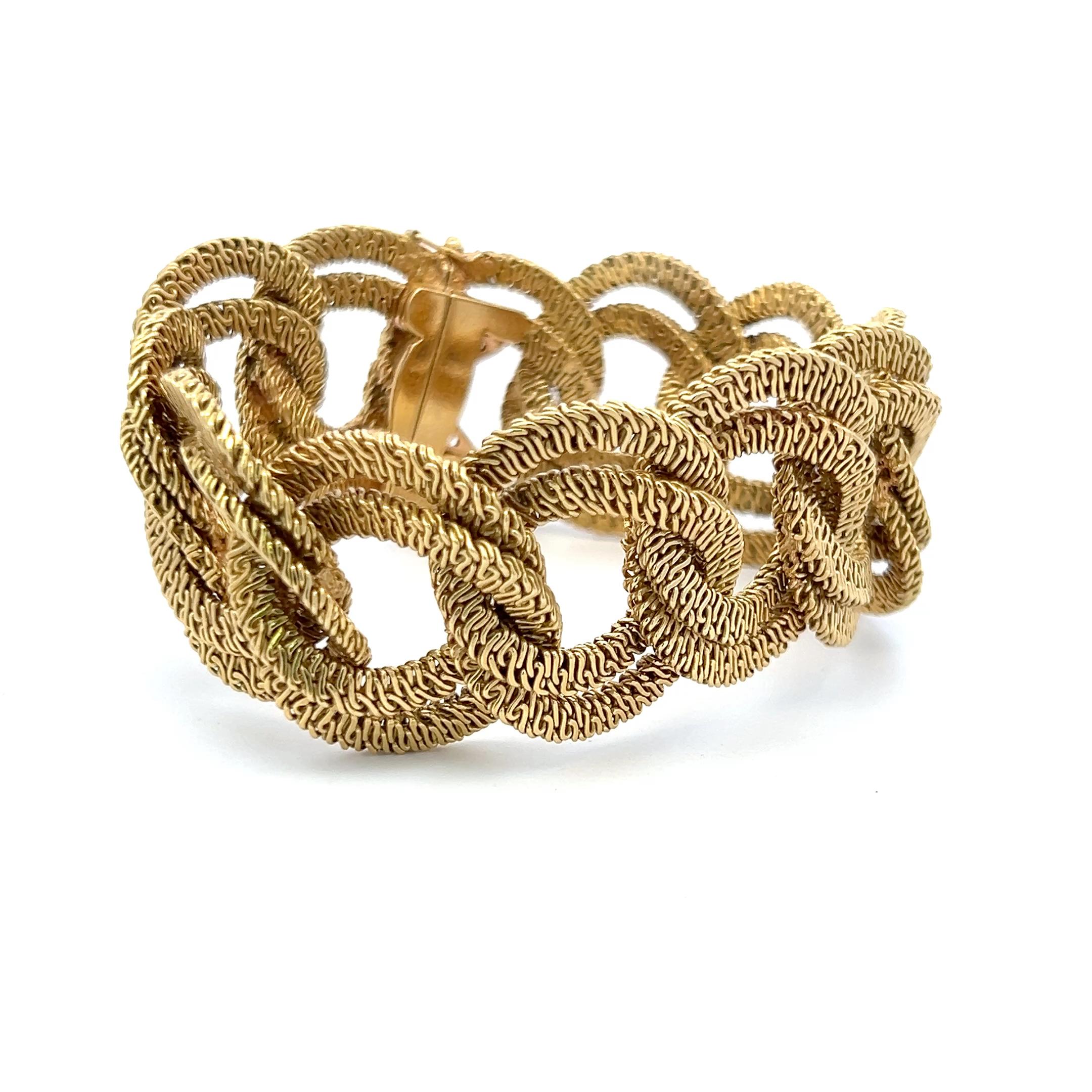 Vintage 117.50 Grammes Textured 18 Karat Yellow Gold Link Bracelet en vente 1