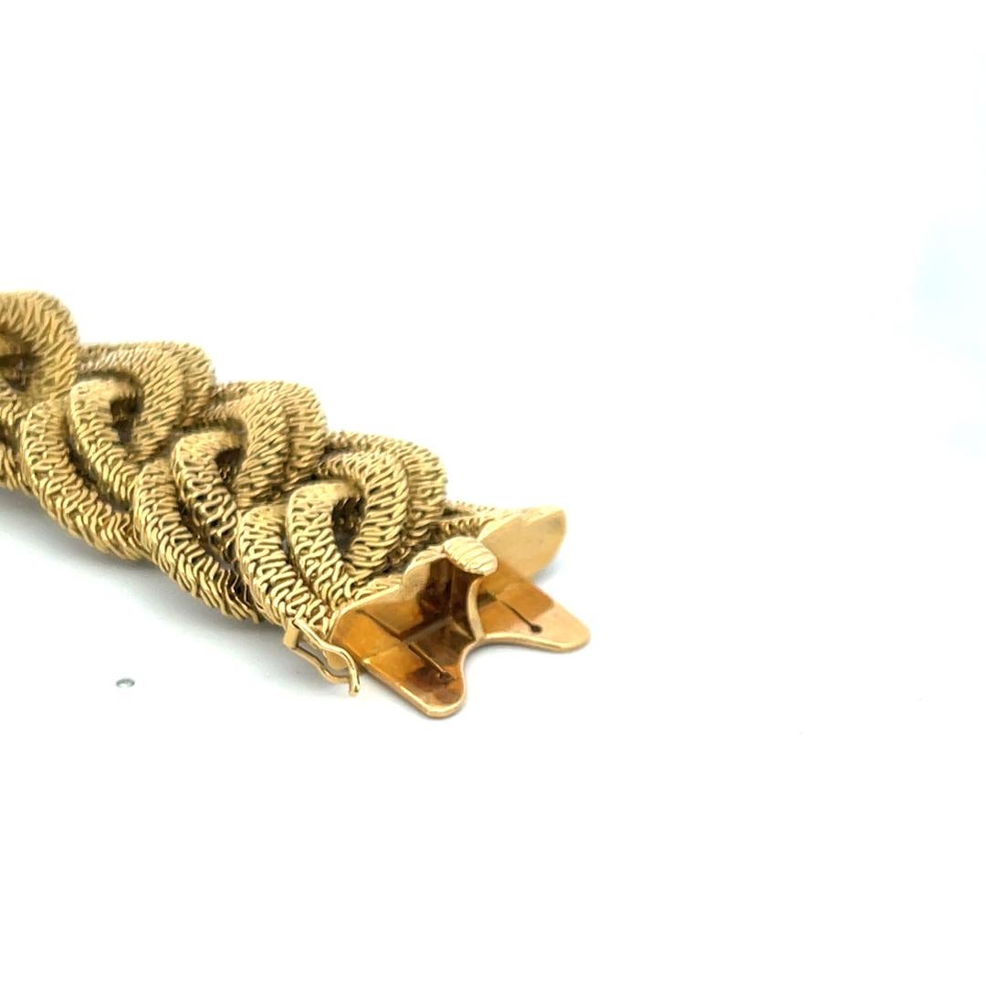 Vintage 117.50 Grammes Textured 18 Karat Yellow Gold Link Bracelet en vente 2
