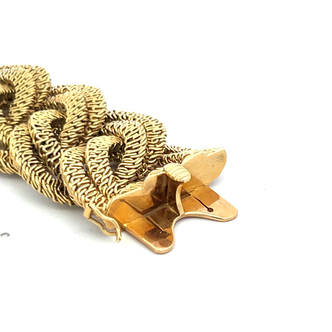 Vintage 117.50 Grammes Textured 18 Karat Yellow Gold Link Bracelet en vente 3