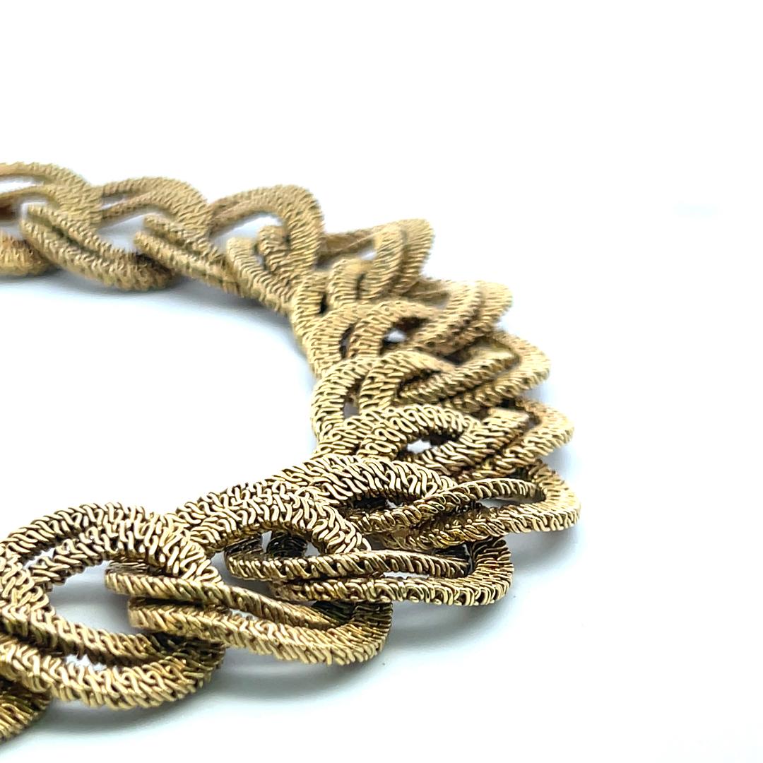Vintage 117.50 Grammes Textured 18 Karat Yellow Gold Link Bracelet en vente 4