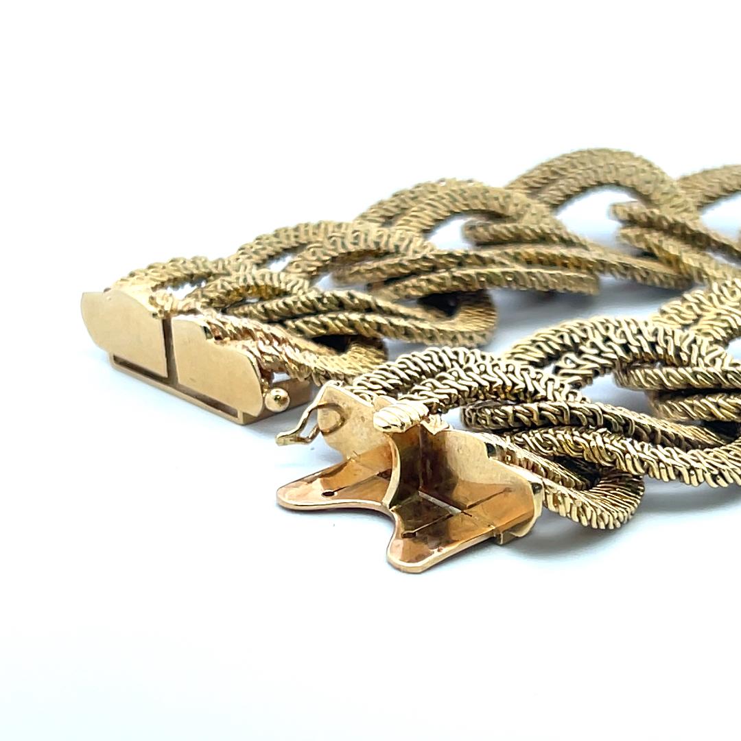 Vintage 117.50 Grammes Textured 18 Karat Yellow Gold Link Bracelet en vente 5