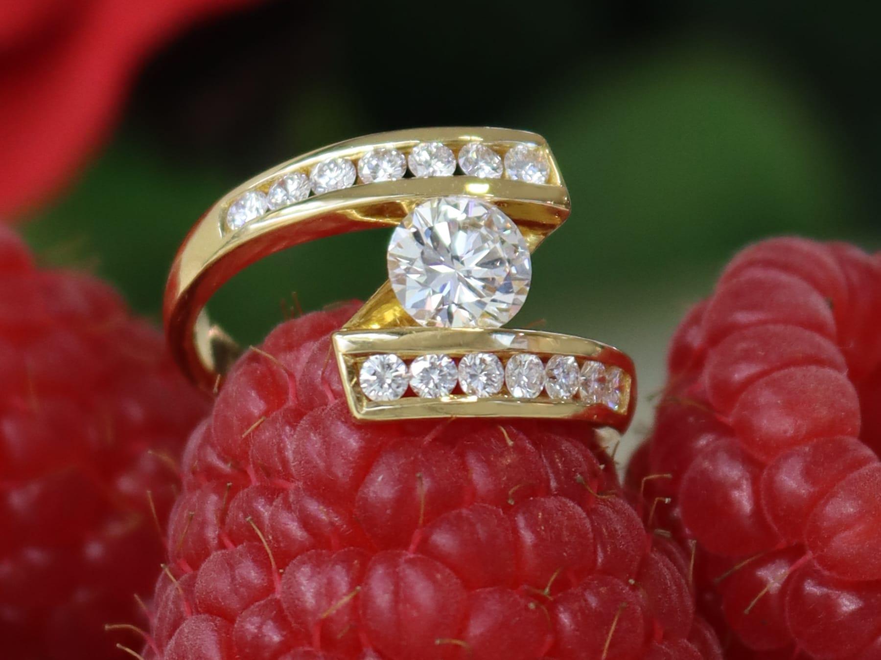 Taglio rotondo Anello Twist d'epoca con diamante da 1,17 carati e oro giallo 18 carati Circa 1990 in vendita