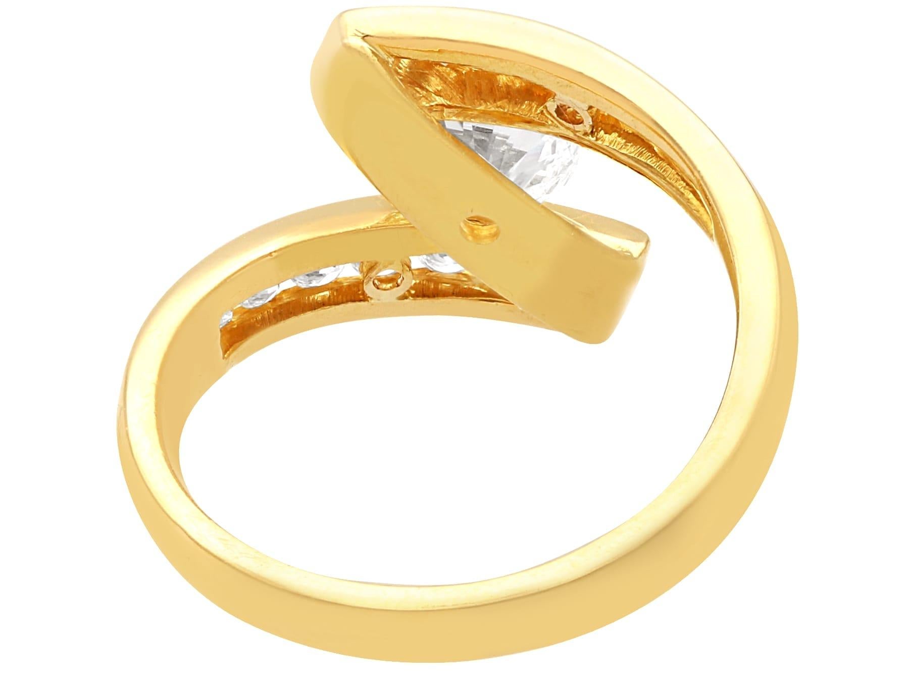 Women's or Men's Vintage 1.17Ct Diamond and 18k Yellow Gold Twist Ring Circa 1990 For Sale