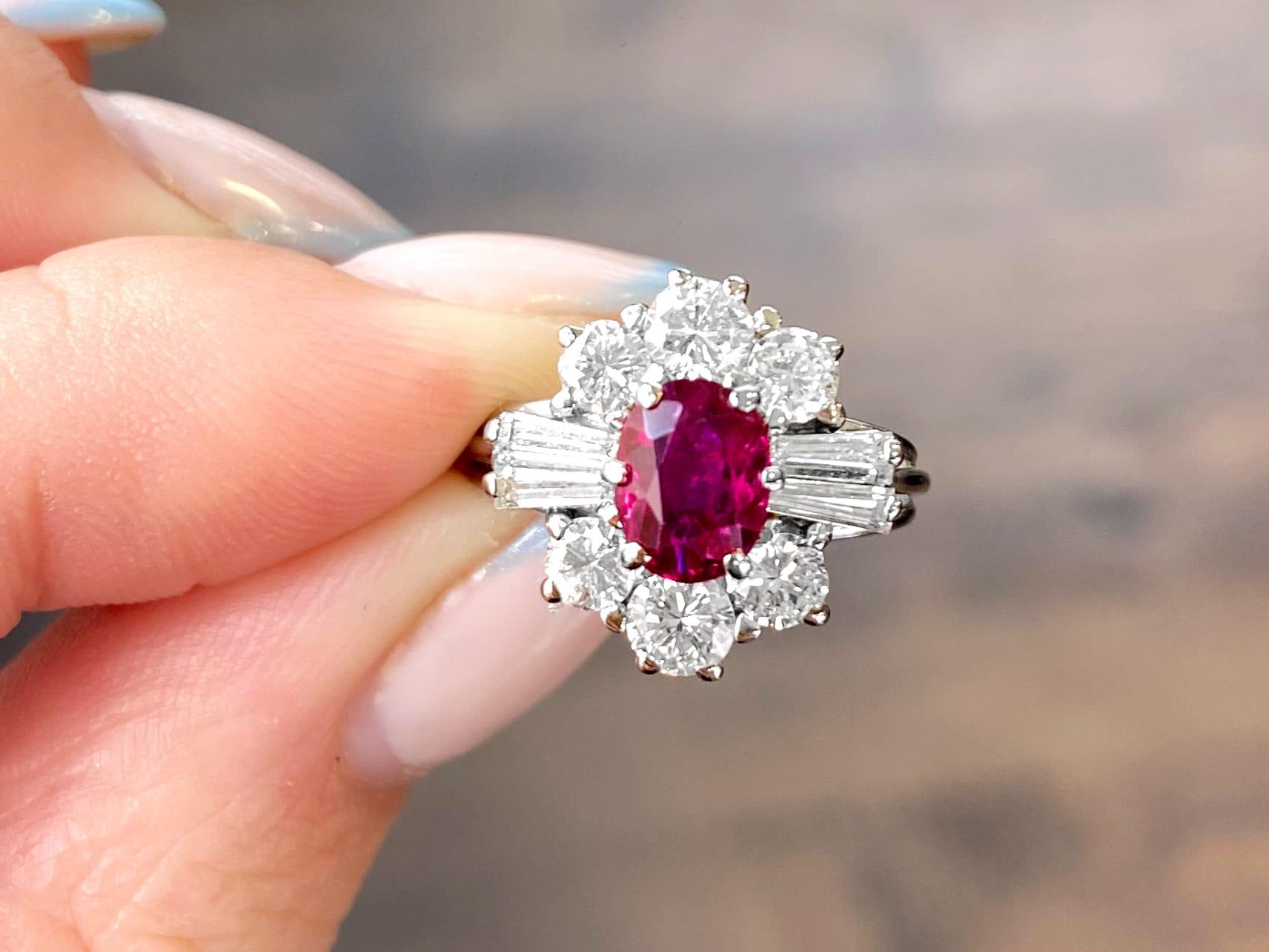 Anillo vintage en racimo de oro blanco con rubí de 1,18 quilates y diamantes de 1,38 quilates Corte oval en venta