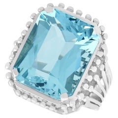Cocktailring aus Platin mit 11,81 Karat Aquamarin im Smaragdschliff und Platin