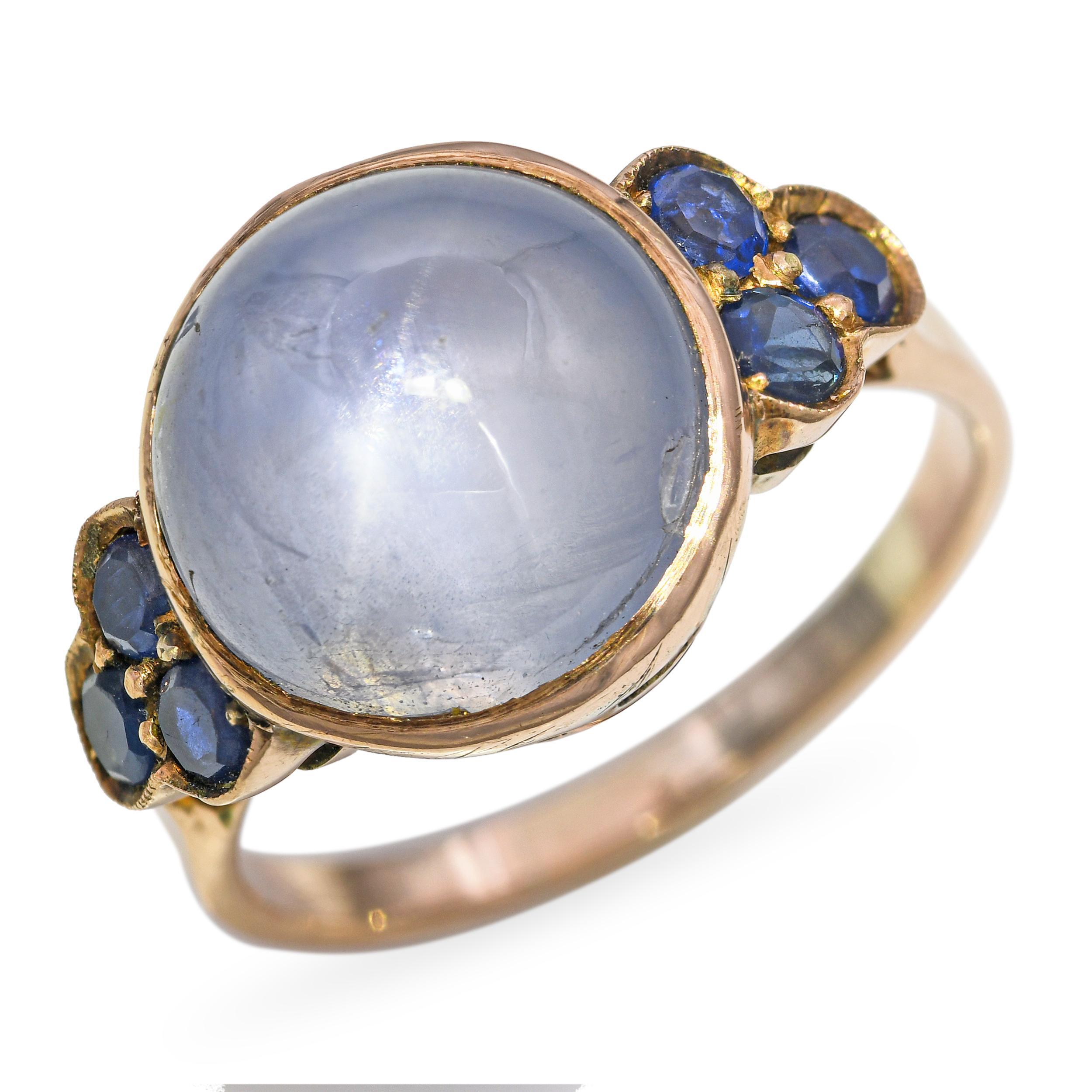 Cette bague vintage est fabriquée en or rose 11k peu commun et met en valeur un magnifique saphir étoilé avec un astérisme naturel à six rayons qui scintille sur la pierre lorsqu'on l'observe à la lumière directe. L'éclat doux du saphir est