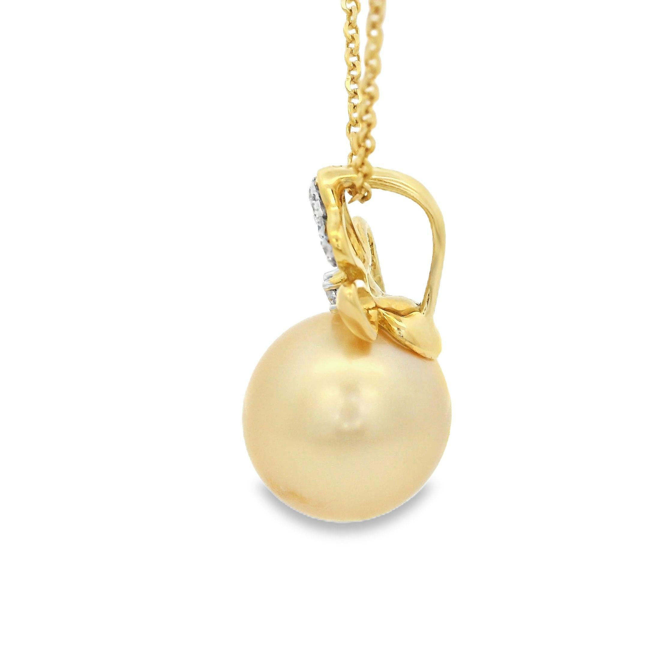 Indulge in elegance and charm with this exquisite 18 Karat Yellow Gold Necklace featuring an 11mm South Sea Pearl. Renowned for their natural golden hue, South Sea Pearls symbolize luxury and sophistication, making this piece a timeless treasure.