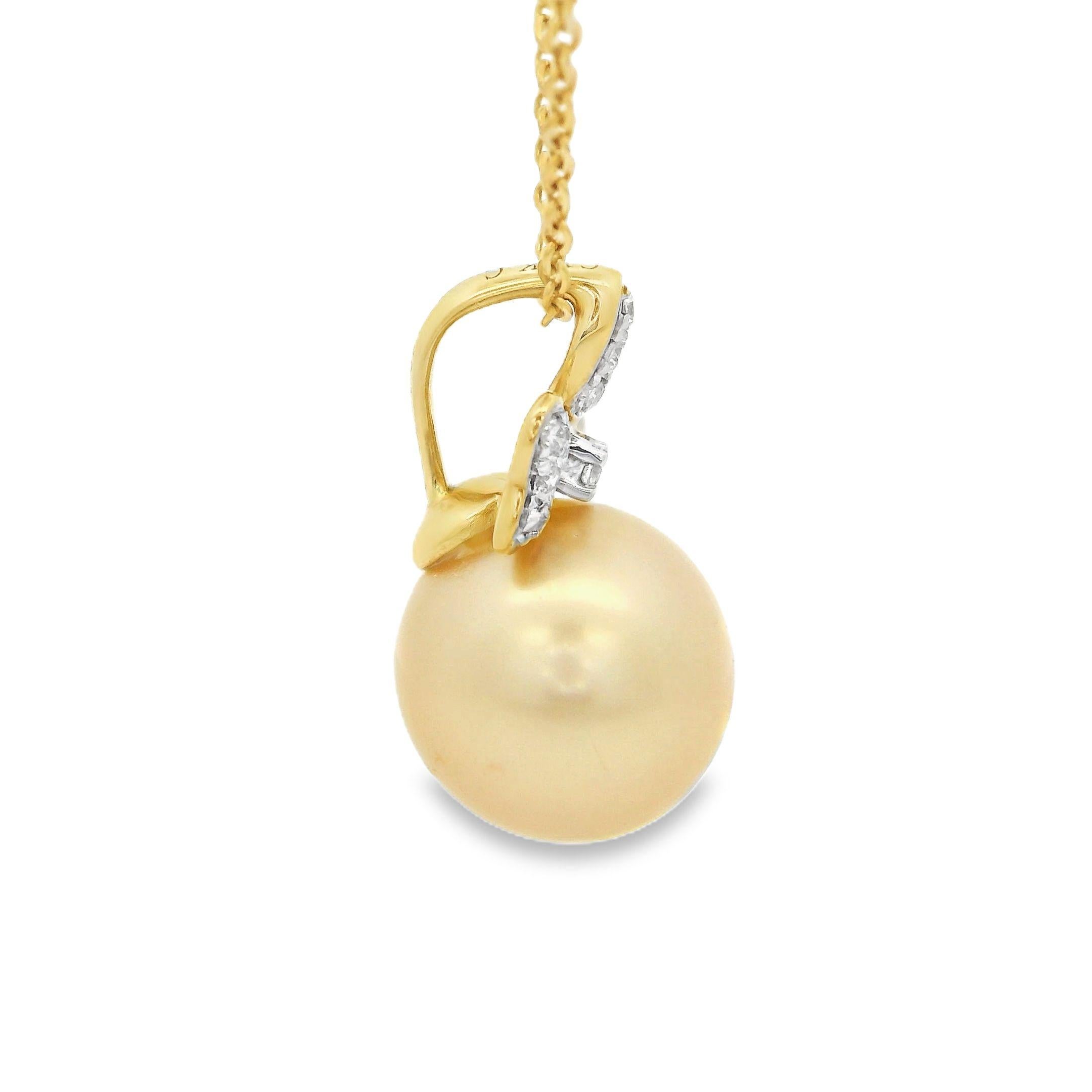 Contemporary Vintage 11mm Gold South Sea Pearl Diamond Pendant in 18 Karat Yellow Gold For Sale