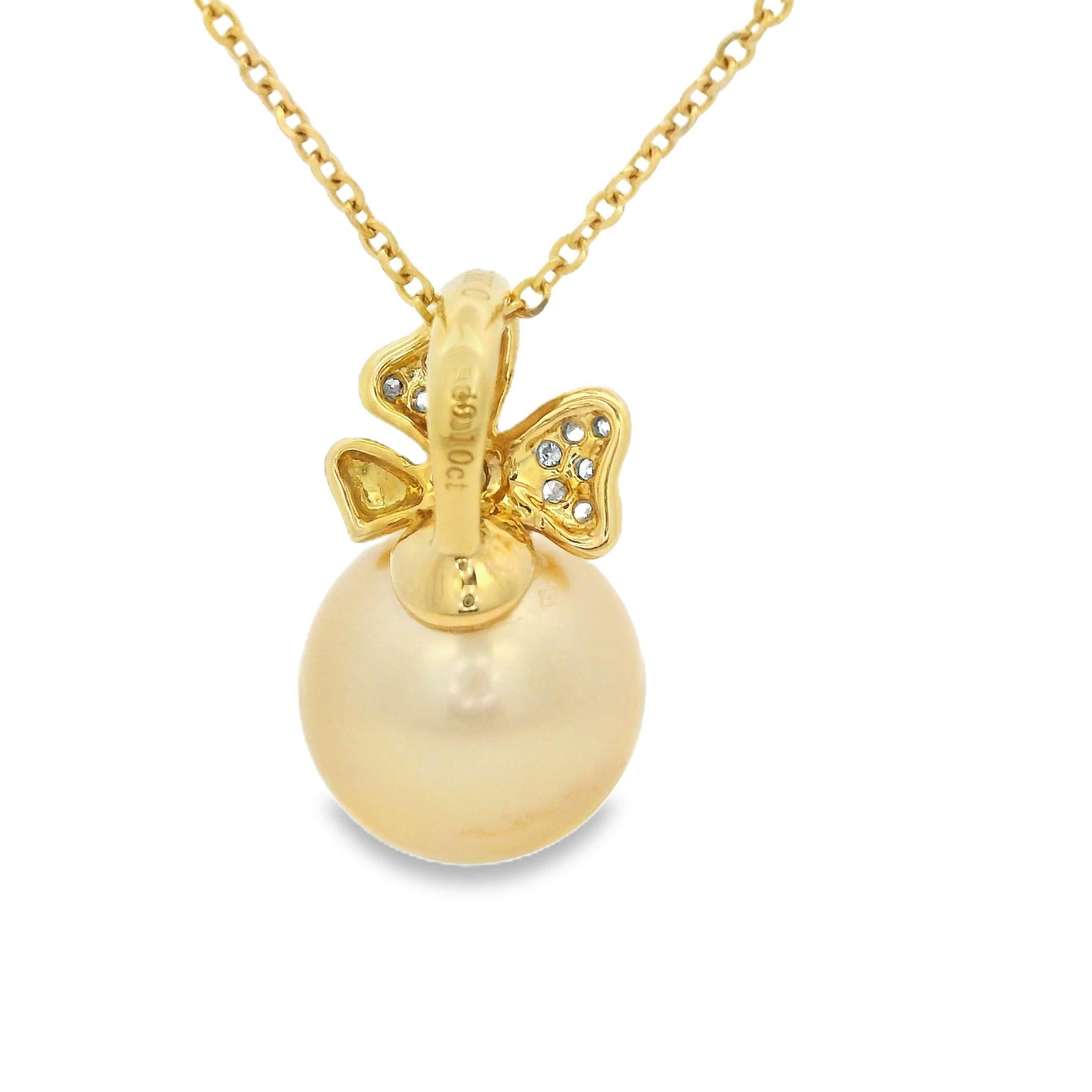 Round Cut Vintage 11mm Gold South Sea Pearl Diamond Pendant in 18 Karat Yellow Gold For Sale