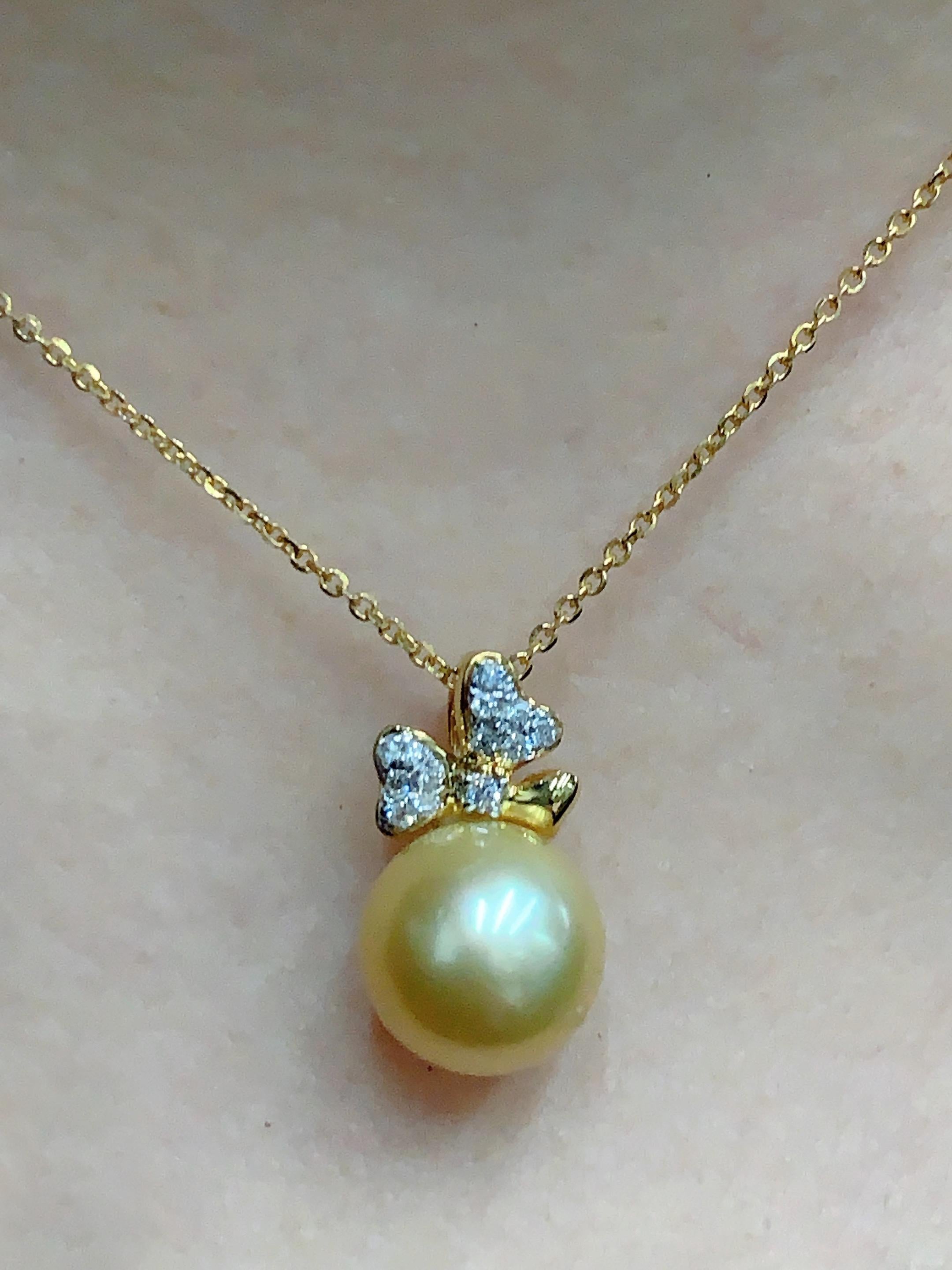 Vintage 11mm Gold South Sea Pearl Diamond Pendant in 18 Karat Yellow Gold For Sale 1