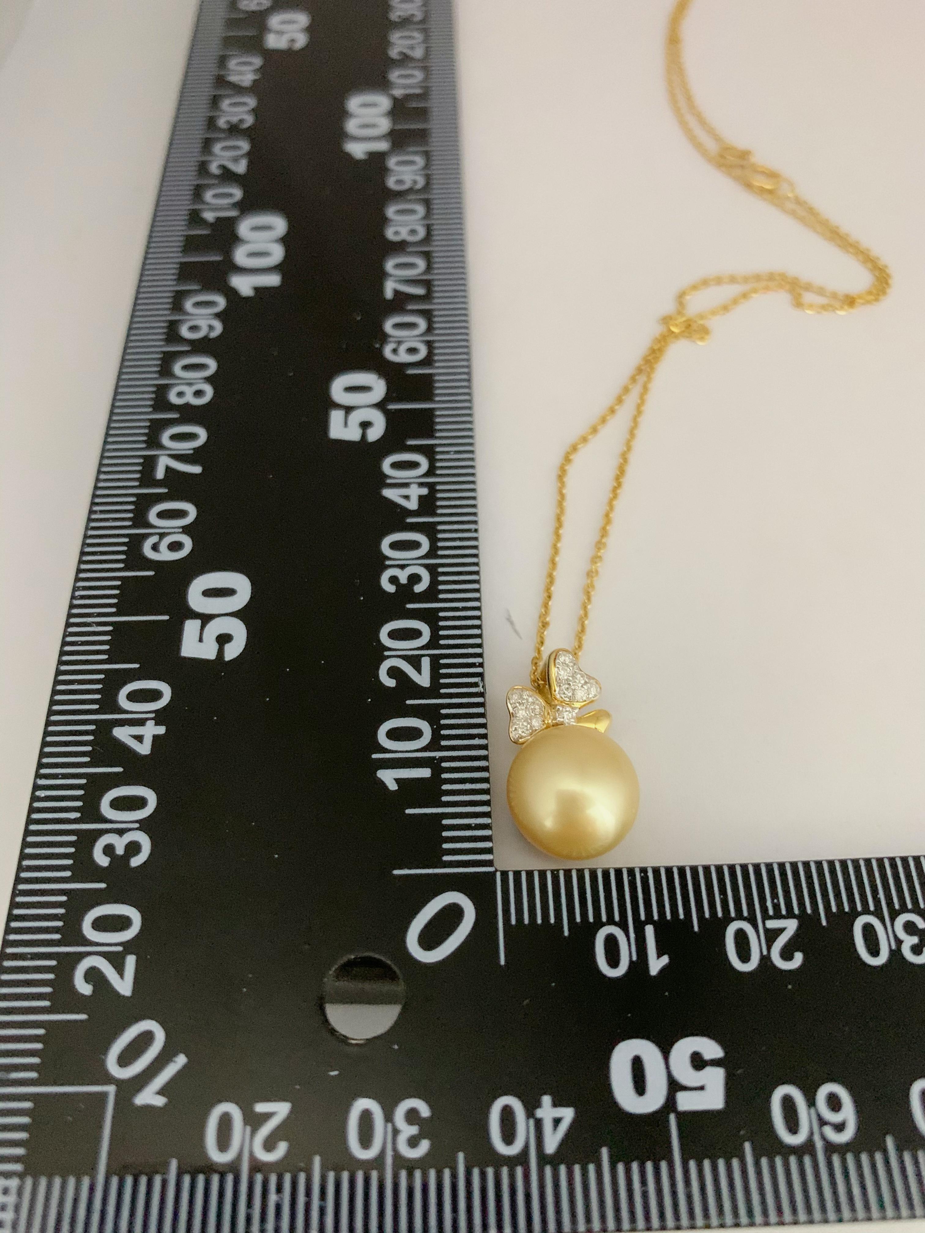 Vintage 11mm Gold South Sea Pearl Diamond Pendant in 18 Karat Yellow Gold For Sale 2