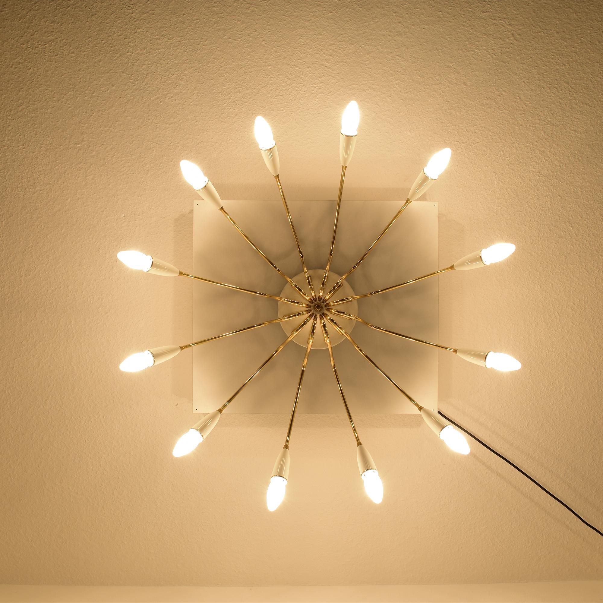 Mid-Century moderno Plafoniera d'epoca a 12 bracci in ottone con montaggio a filo, Italia moderna di metà secolo in vendita