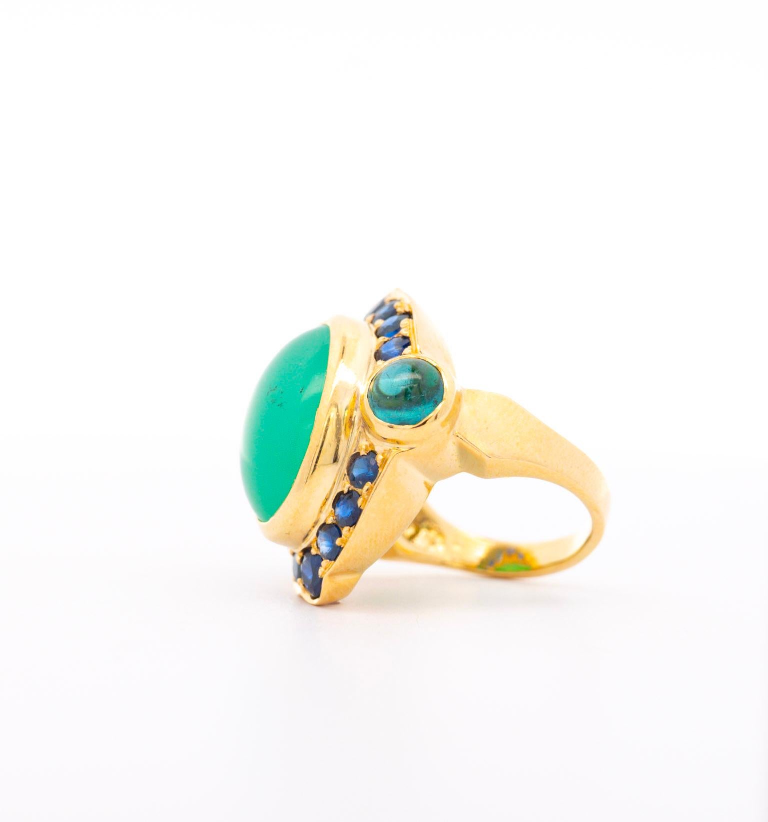 Vintage Chalcedony Quartz and Sapphire Ring in 14K Yellow Gold—a timeless piece that captures the charm of vintage aesthetics. This ring, weighing 13.2 grams and sized at 6, features a combination of bezel and tension settings.

The center stone is