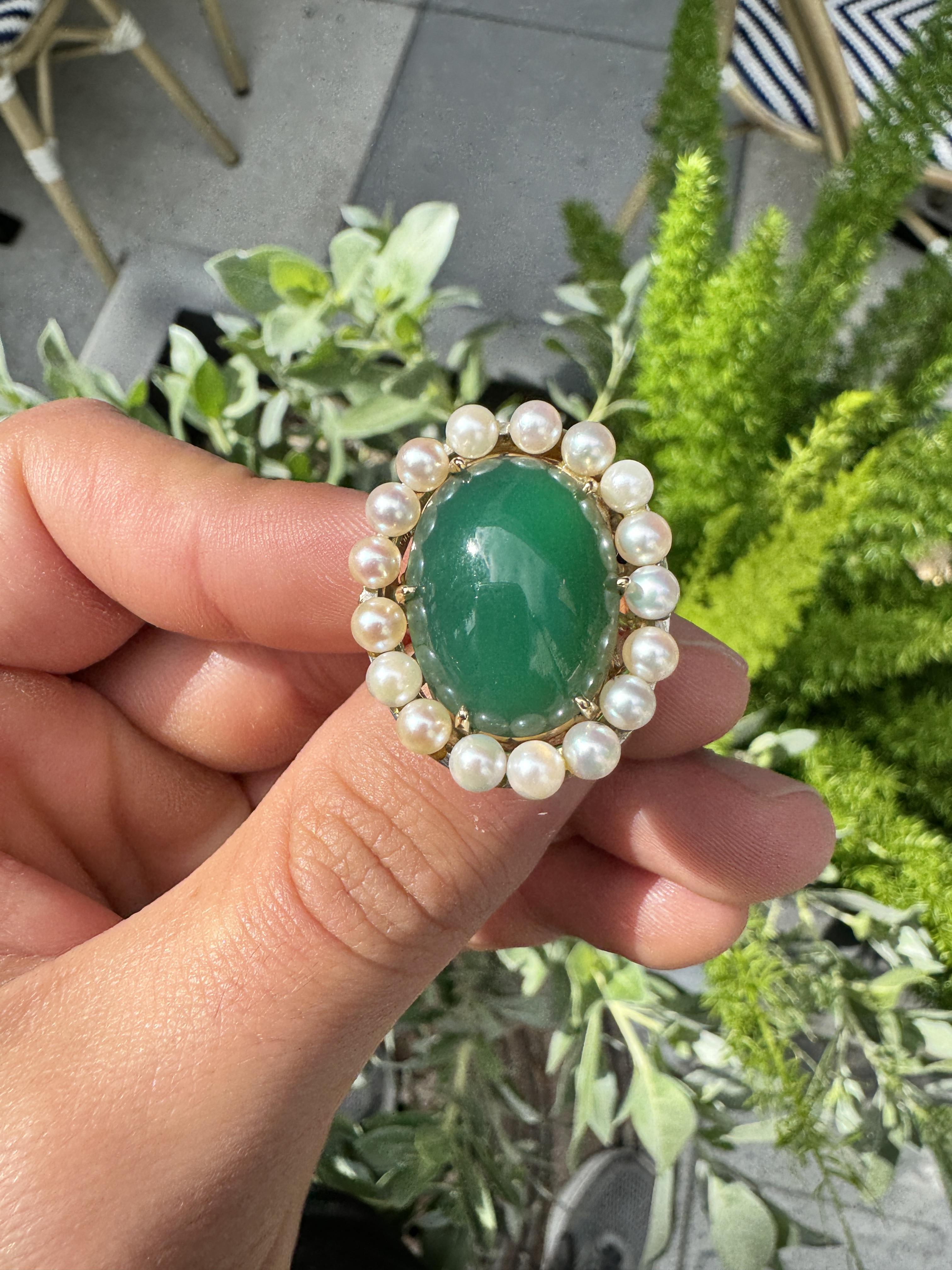 Vintage 12 Carat Chalcedony Quartz and Pearl Halo Ring in 14K Yellow Gold In Excellent Condition For Sale In Miami, FL