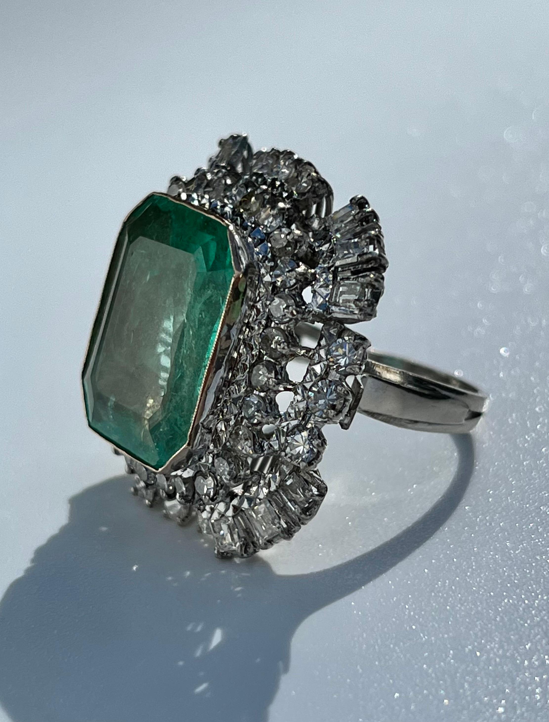 Vintage 12 Carat Colombian Emerald and Diamond Halo Ring Set in Palladium In Excellent Condition For Sale In Miami, FL