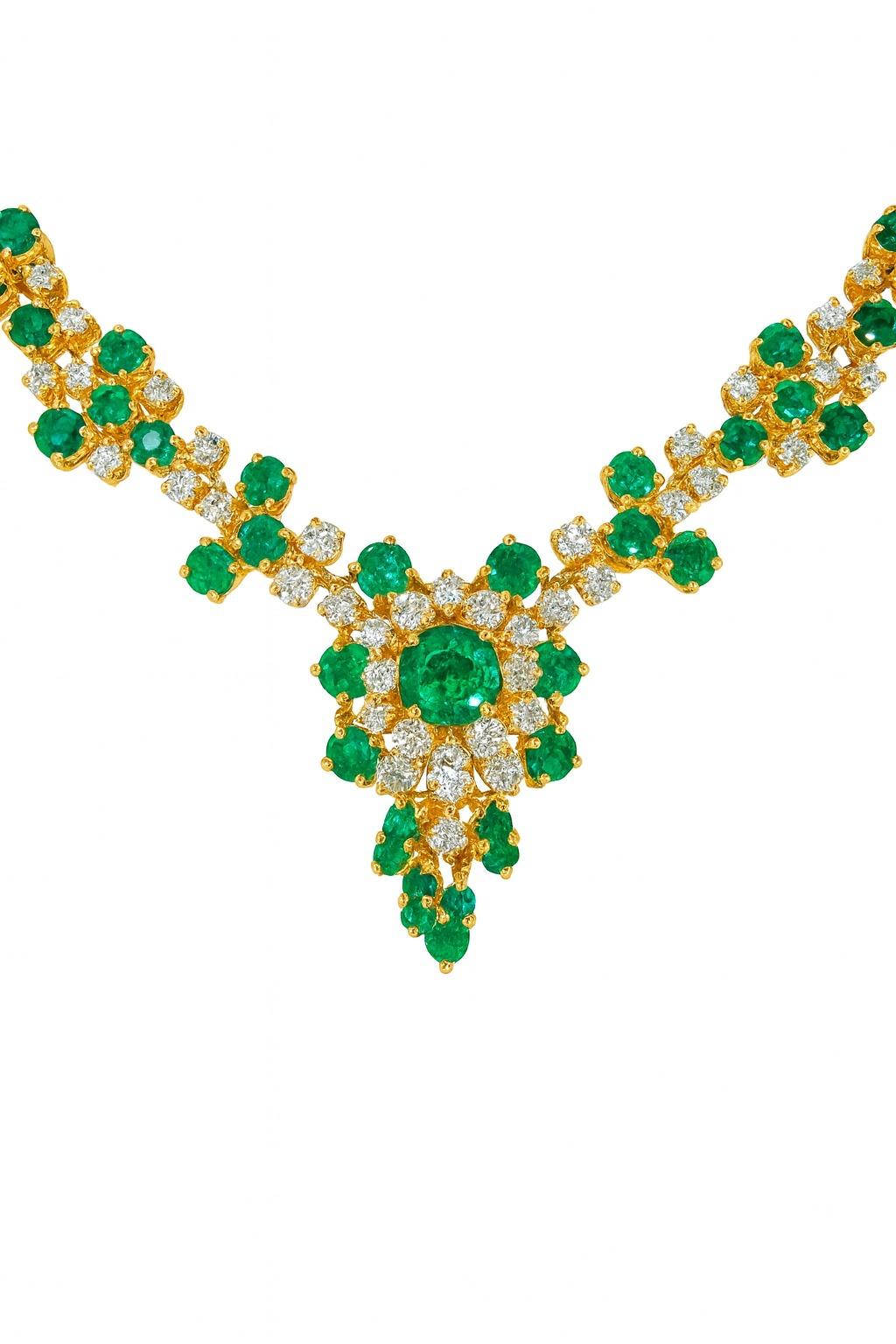 Round Cut Vintage 12 Carat Colombian Emerald & Diamond Necklace For Sale