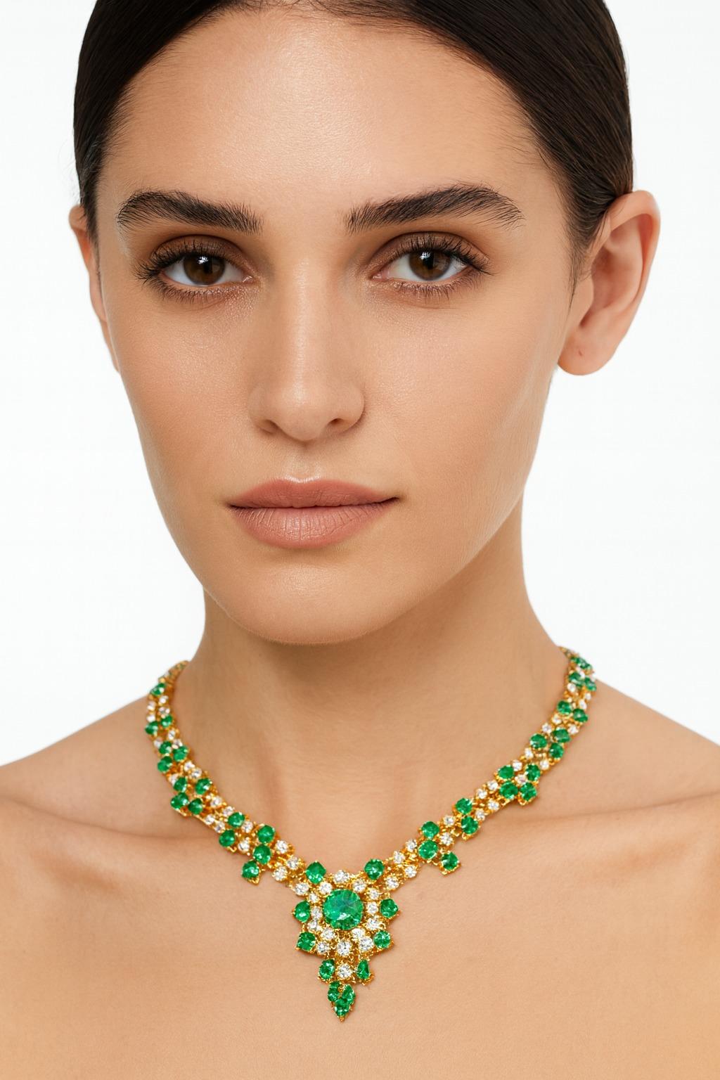 Vintage 12 Carat Colombian Emerald & Diamond Necklace In Good Condition For Sale In Chicago, IL