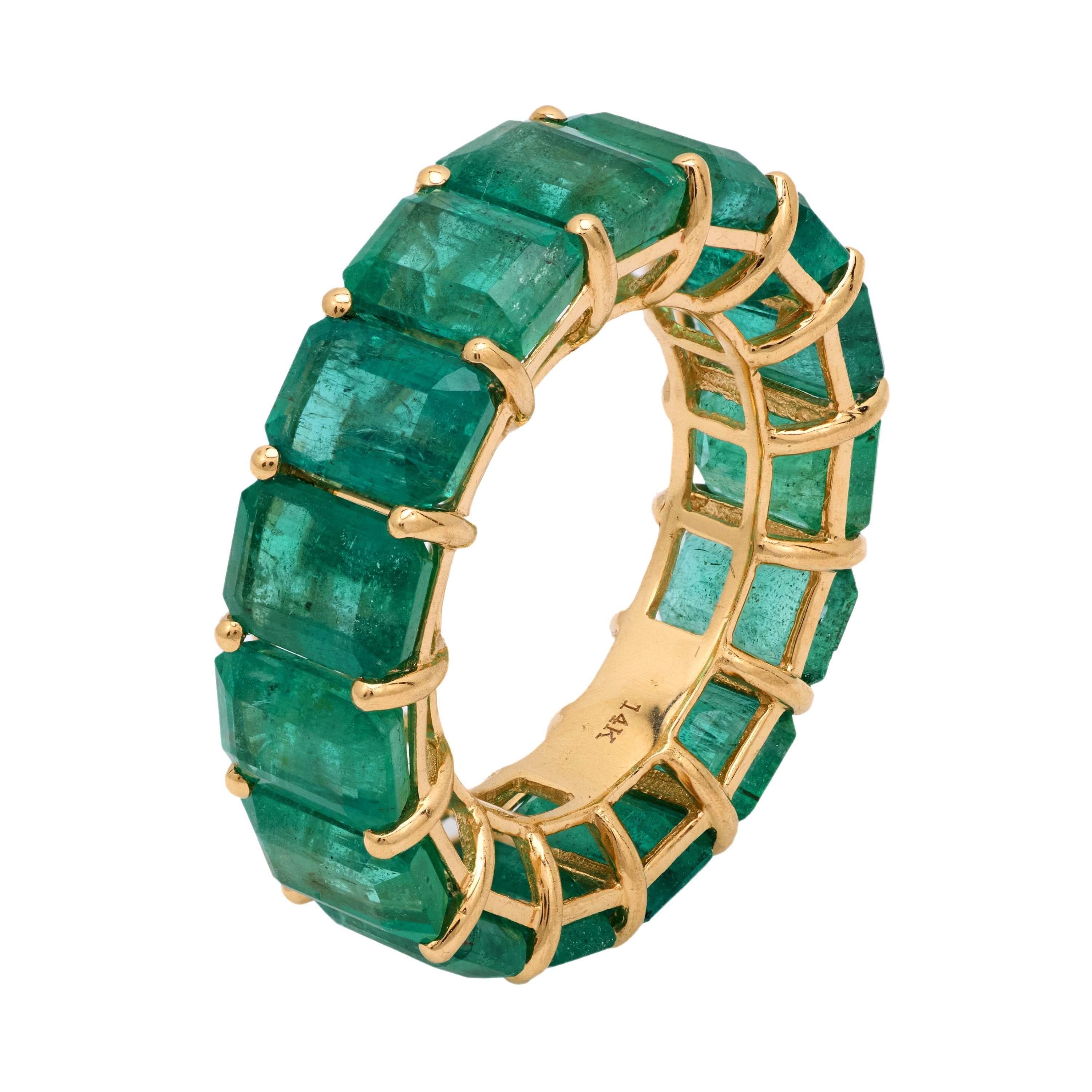 Moderne Vintage 12 carat emerald 14k yellow gold eternity band en vente