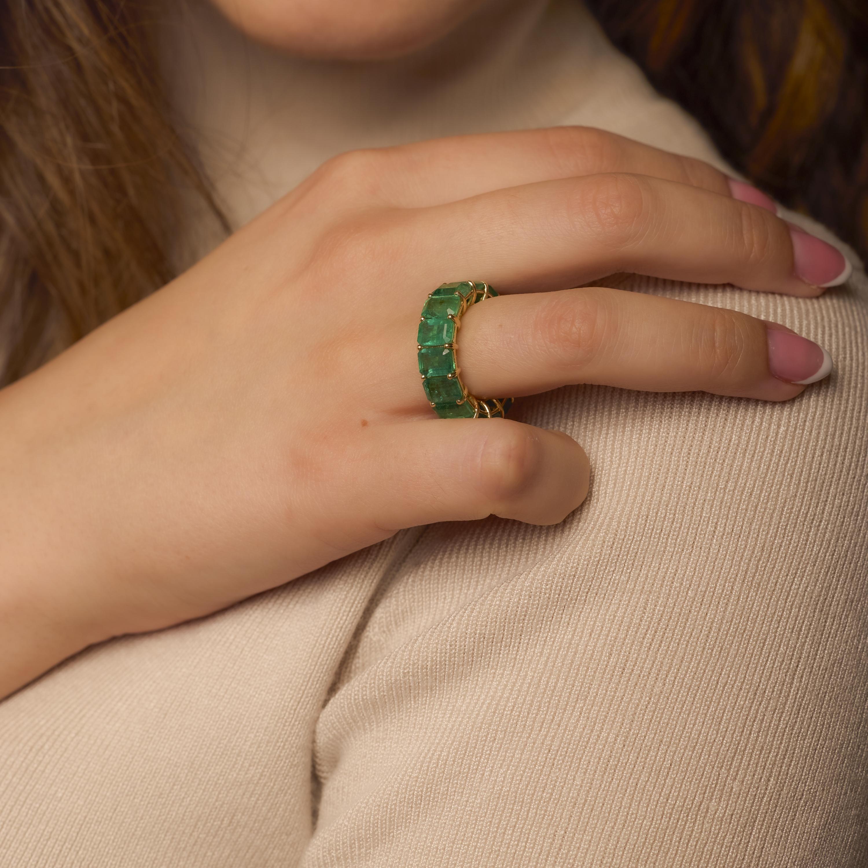 Taille émeraude Vintage 12 carat emerald 14k yellow gold eternity band en vente