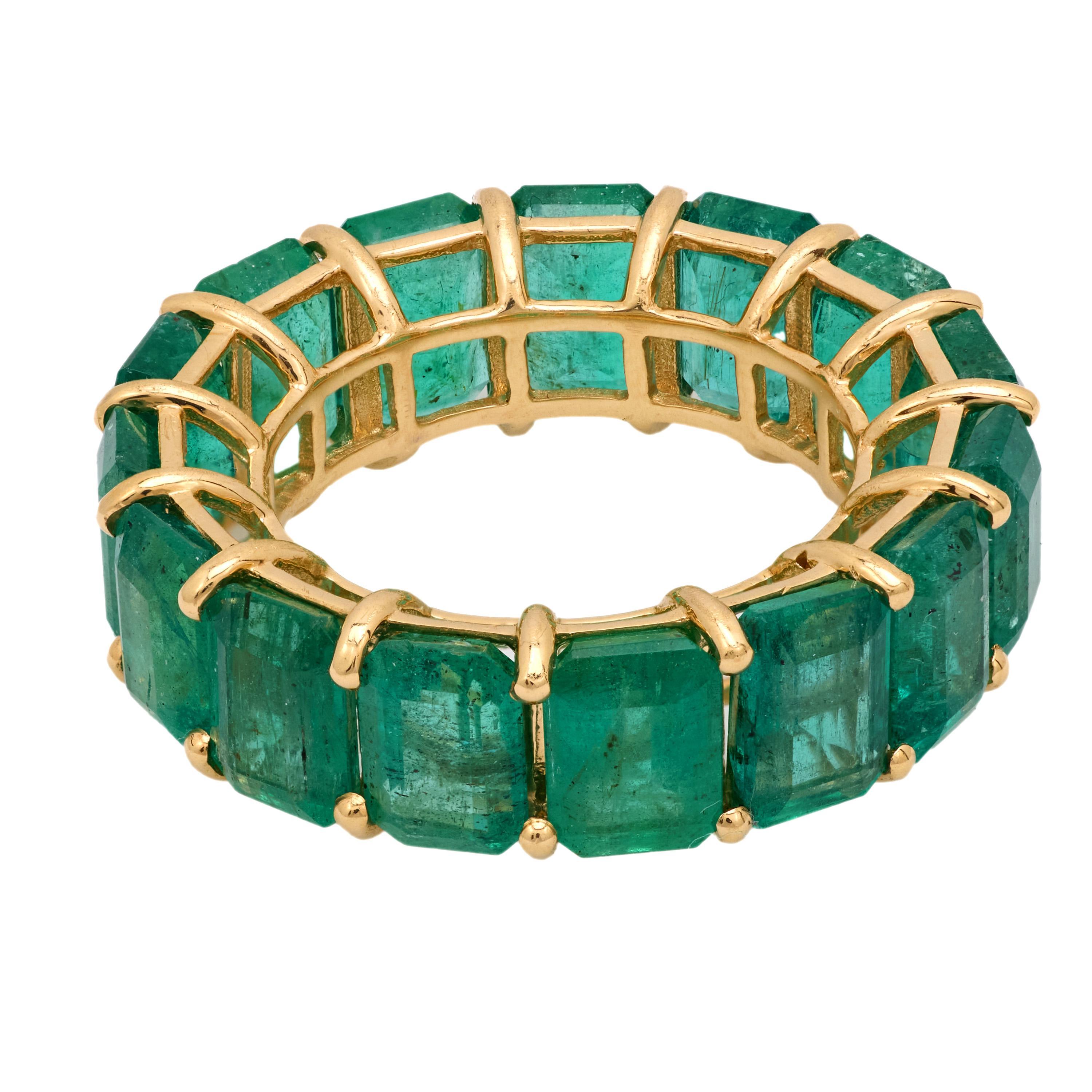 Vintage 12 carat emerald 14k yellow gold eternity band Bon état - En vente à Beverly Hills, CA