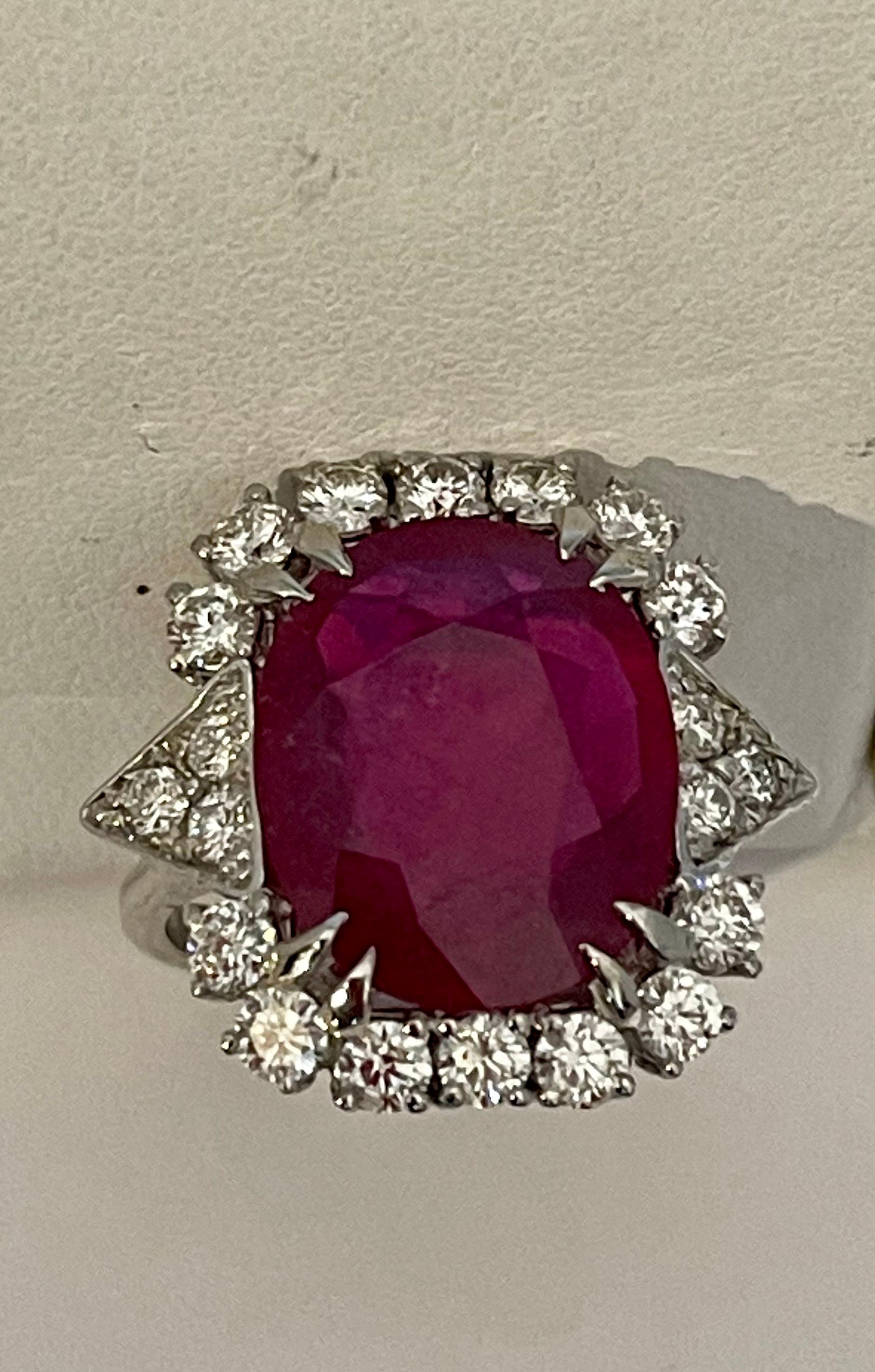 Platinring mit 12 Karat behandeltem Rubin und Diamant im Smaragdschliff 6