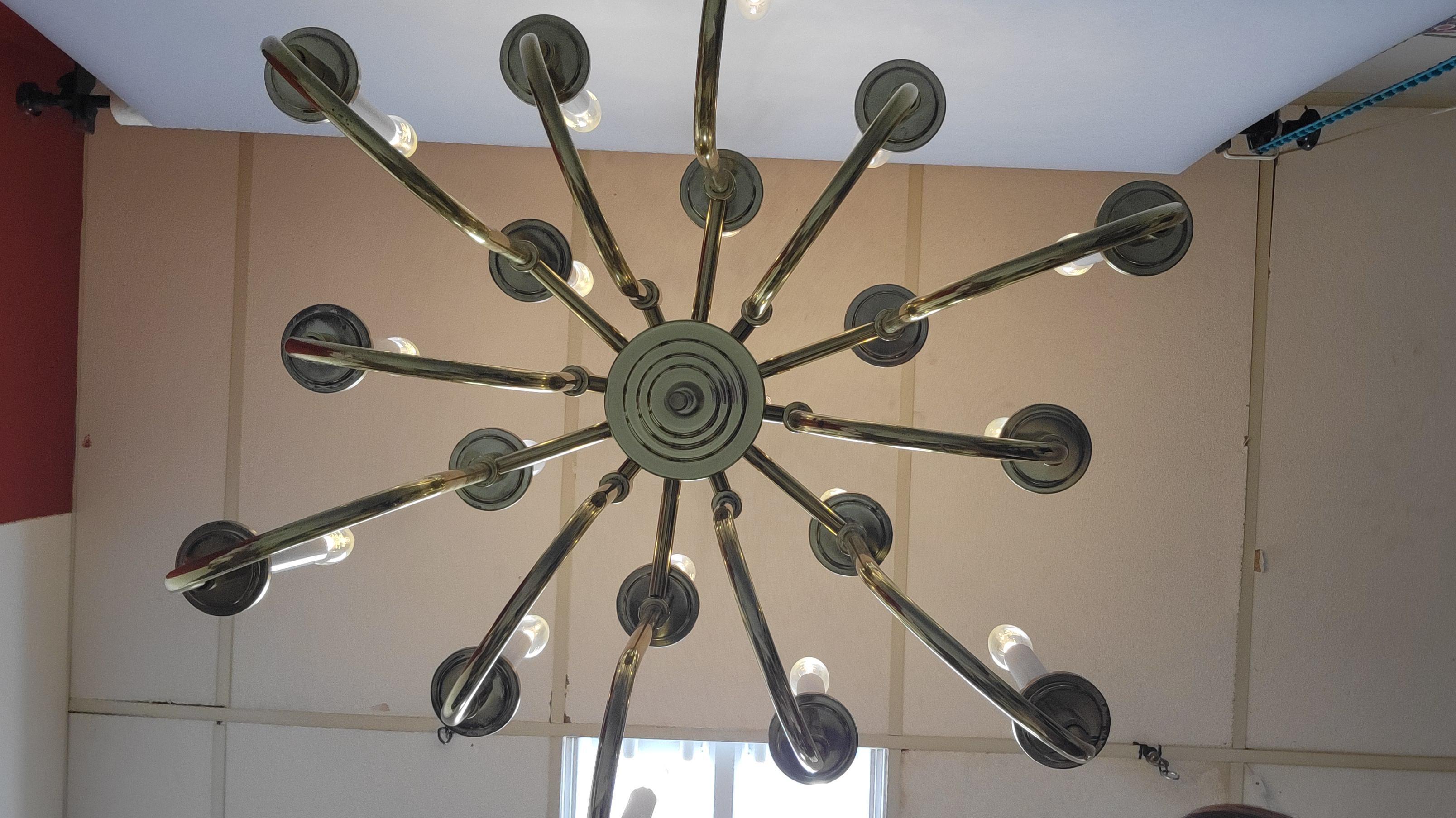 Araña de latón vintage de 12 luces - Estilo Tommi Parzinger en venta 6
