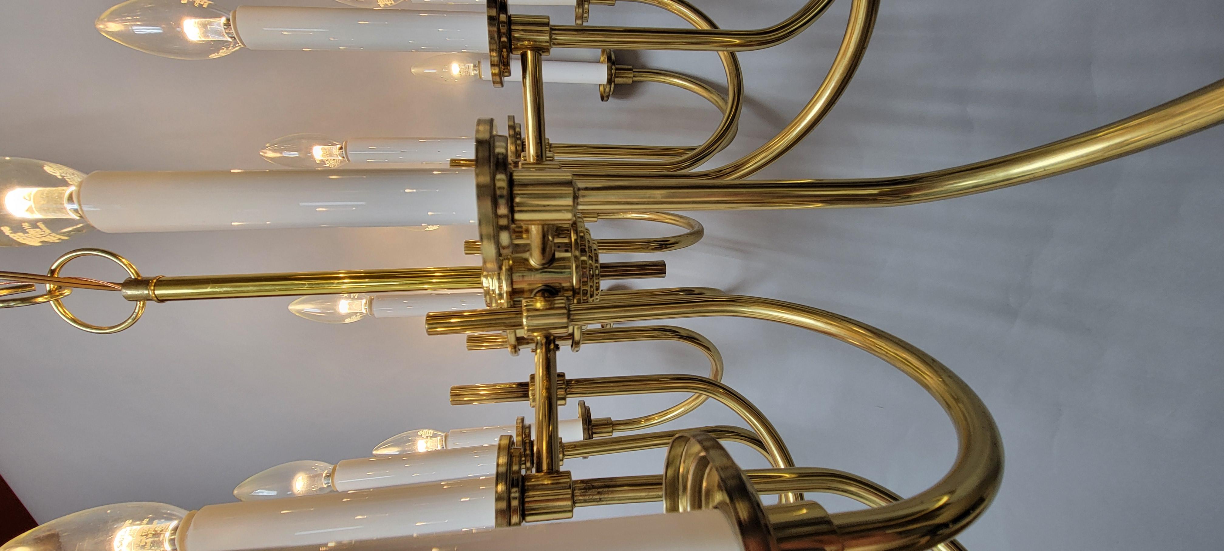 Araña de latón vintage de 12 luces - Estilo Tommi Parzinger Moderno en venta